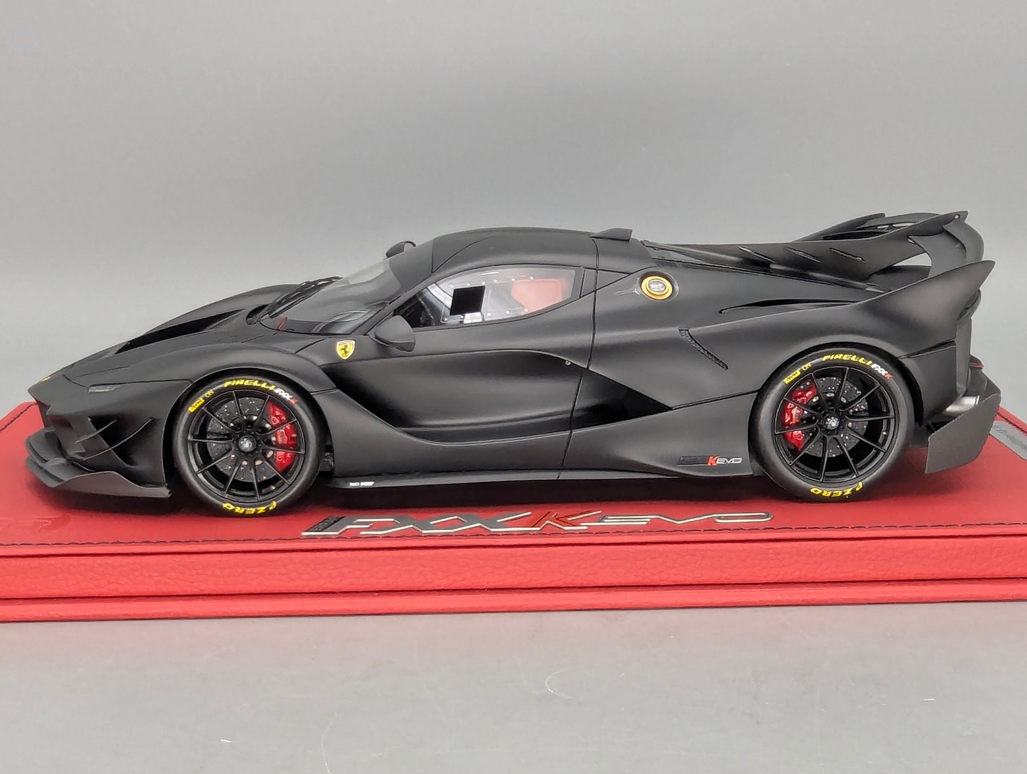 Modellautos 1:18 BBR Ferrari FXX-K EVO Matt Schwarz Ltd 12/30 Lederplatte Vitrine OVP