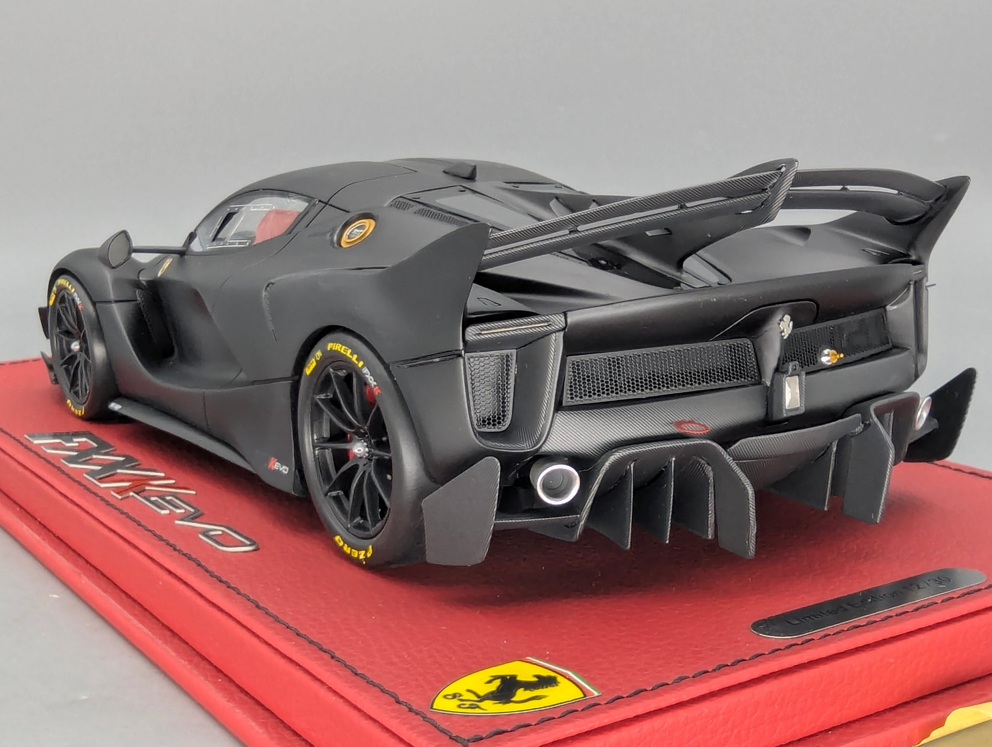 Modellautos 1:18 BBR Ferrari FXX-K EVO Matt Schwarz Ltd 12/30 Lederplatte Vitrine OVP