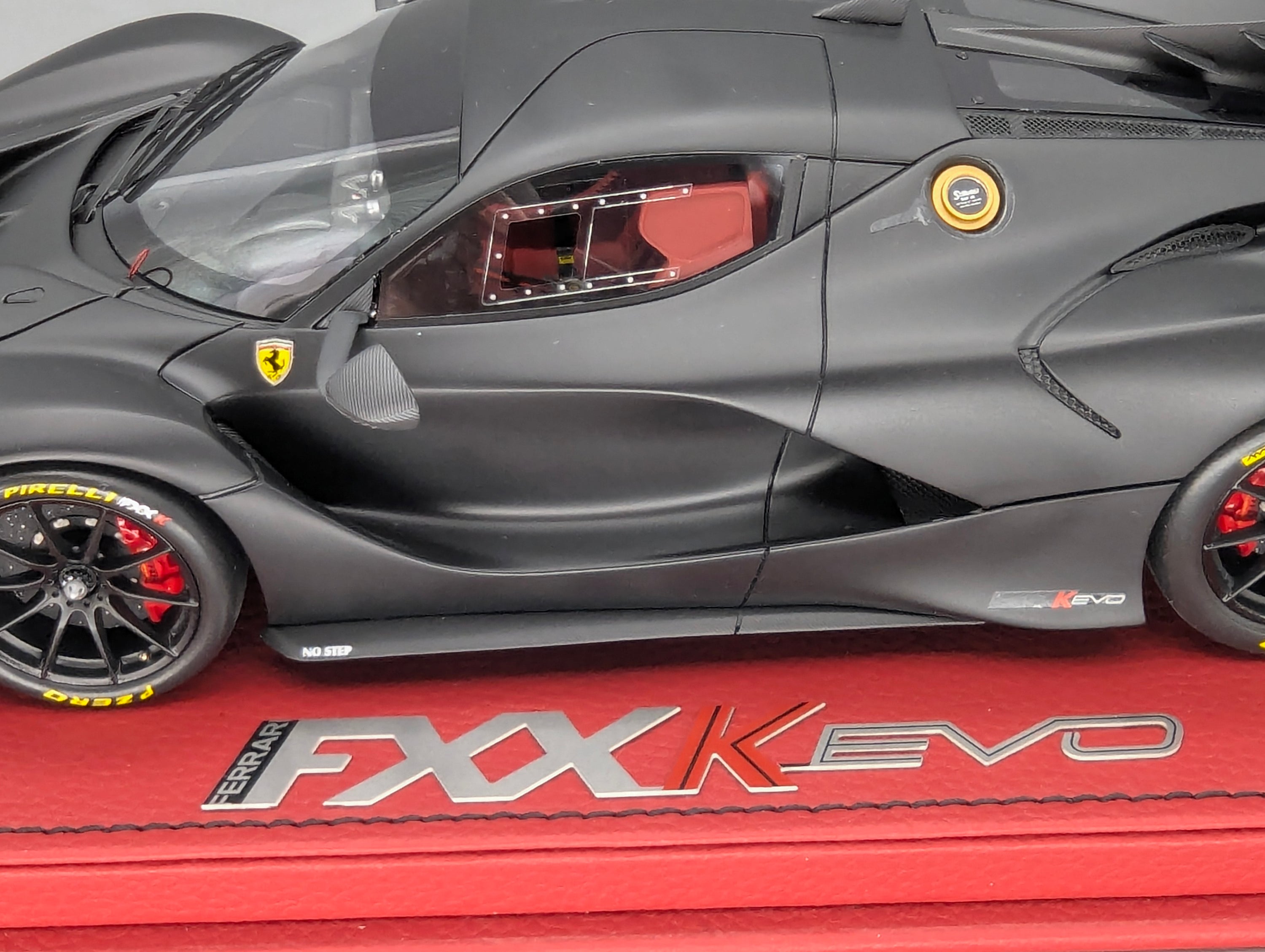 Modellautos 1:18 BBR Ferrari FXX-K EVO Matt Schwarz Ltd 12/30 Lederplatte Vitrine OVP