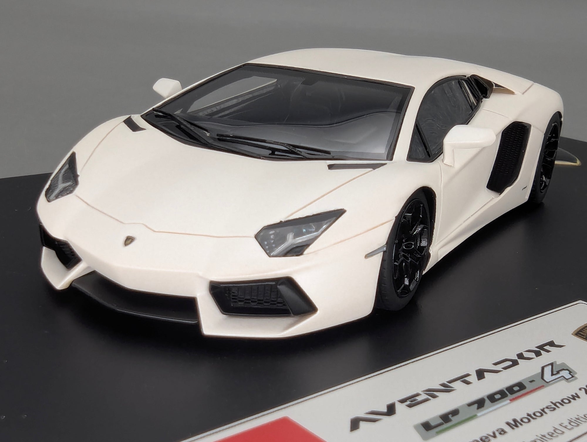 Eidolon Make Up 1:43 Lamborghini Aventador LP700-4 Matt Pearl White Engine Set OVP