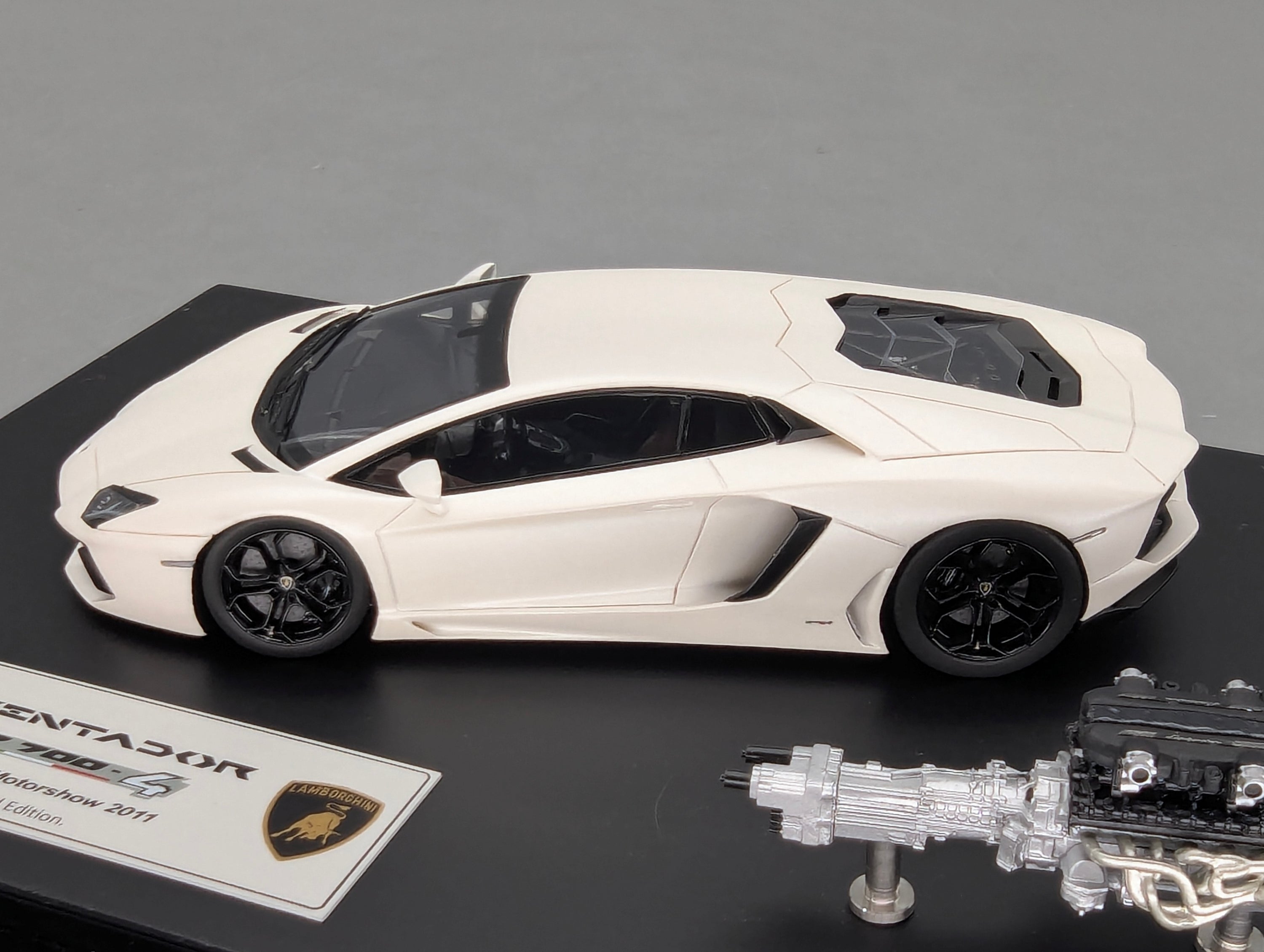 Eidolon Make Up 1:43 Lamborghini Aventador LP700-4 Matt Pearl White Engine Set OVP