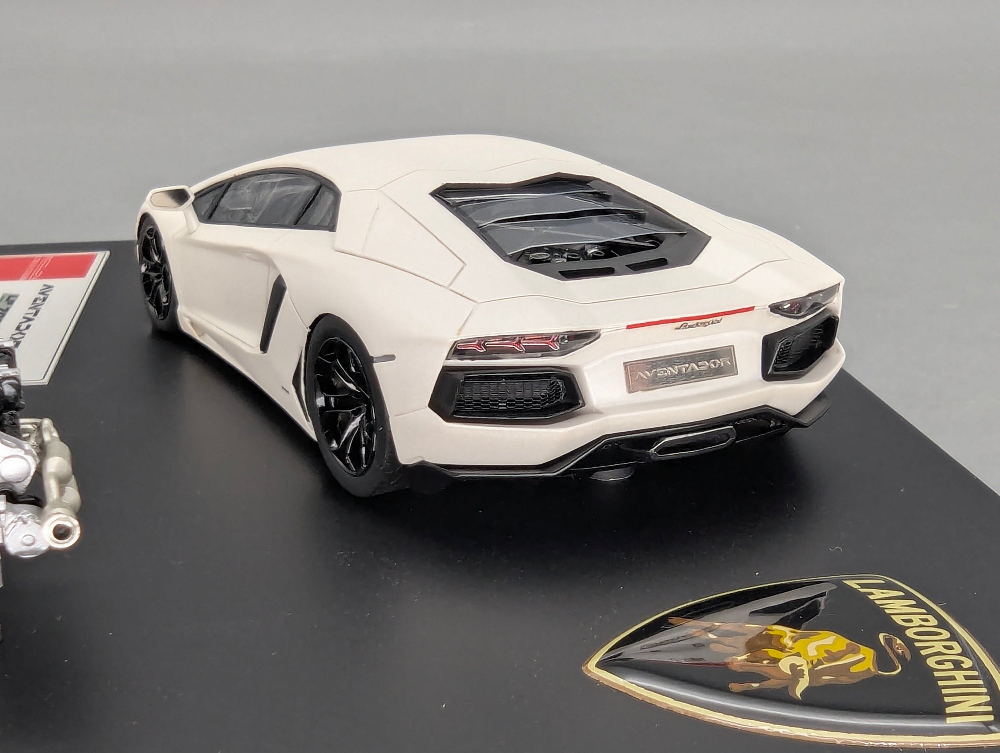 Eidolon Make Up 1:43 Lamborghini Aventador LP700-4 Matt Pearl White Engine Set OVP