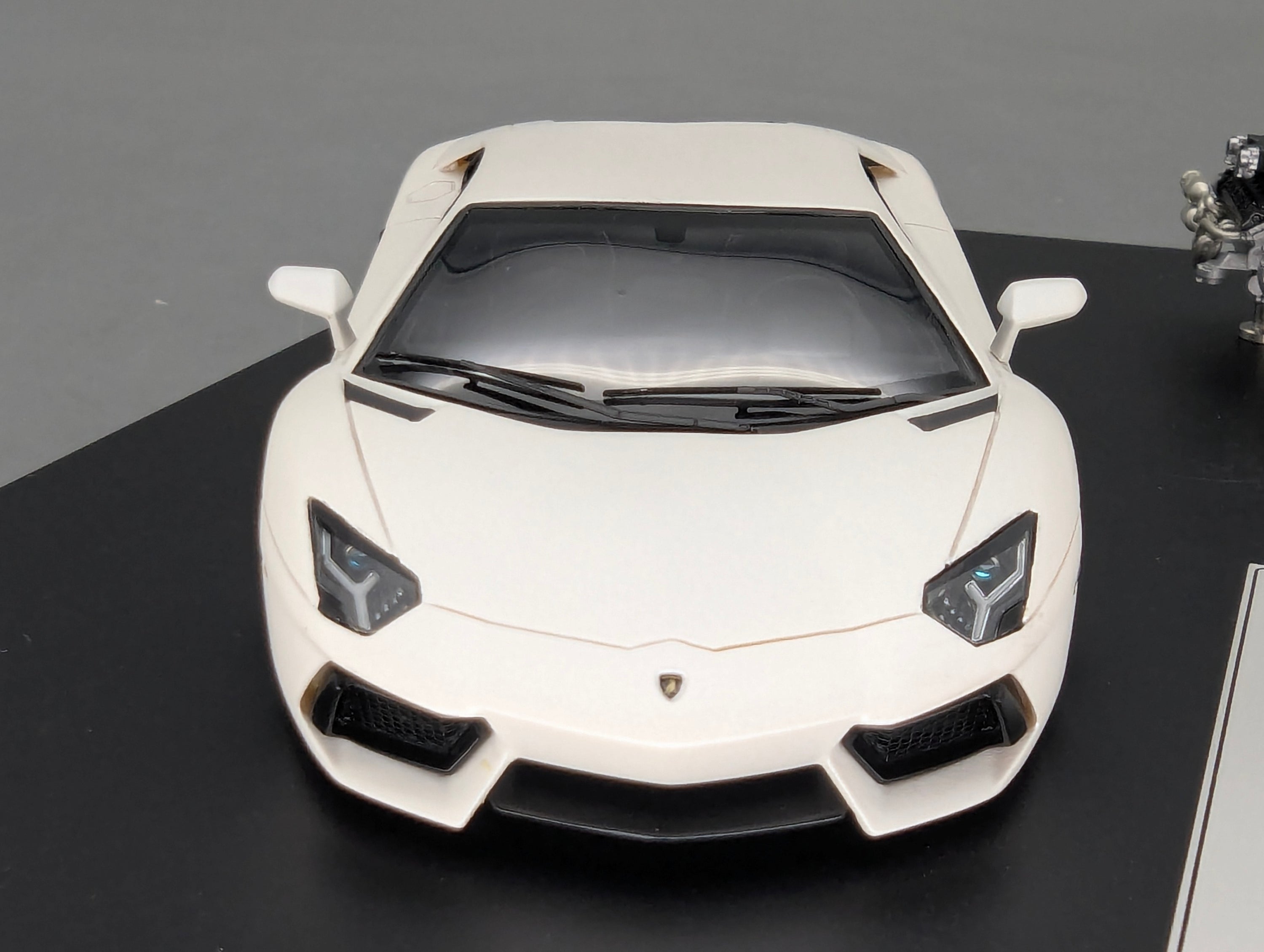 Eidolon Make Up 1:43 Lamborghini Aventador LP700-4 Matt Pearl White Engine Set OVP