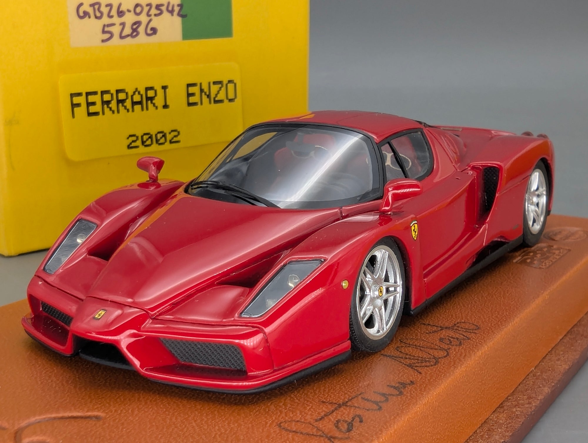 Modellautos 1:43 BBR Ferrari Enzo Paris 2002 Rot Echt-Lederplatte Vitrine OVP