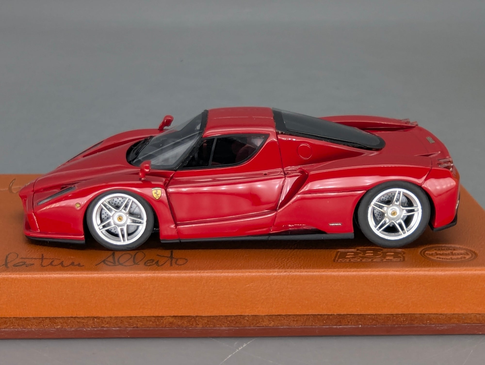 Modellautos 1:43 BBR Ferrari Enzo Paris 2002 Rot Echt-Lederplatte Vitrine OVP