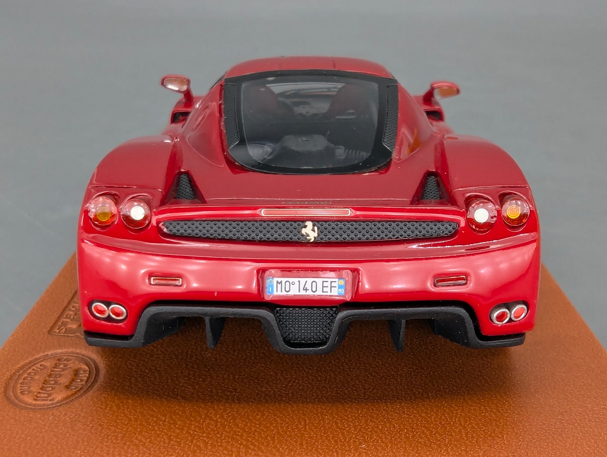 Modellautos 1:43 BBR Ferrari Enzo Paris 2002 Rot Echt-Lederplatte Vitrine OVP