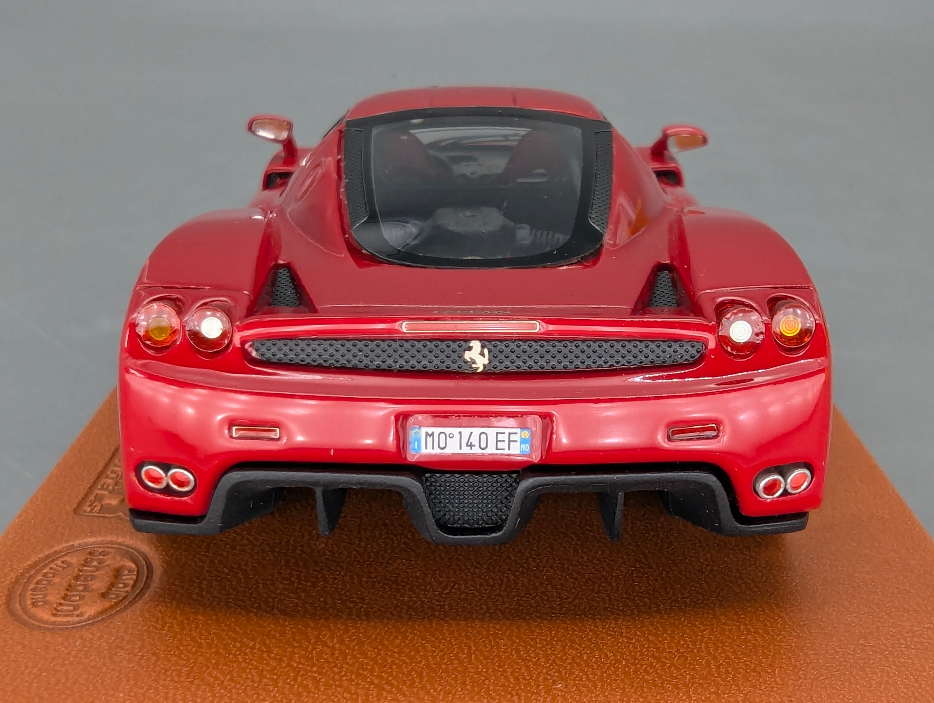 Modellautos 1:43 BBR Ferrari Enzo Paris 2002 Rot Echt-Lederplatte Vitrine OVP