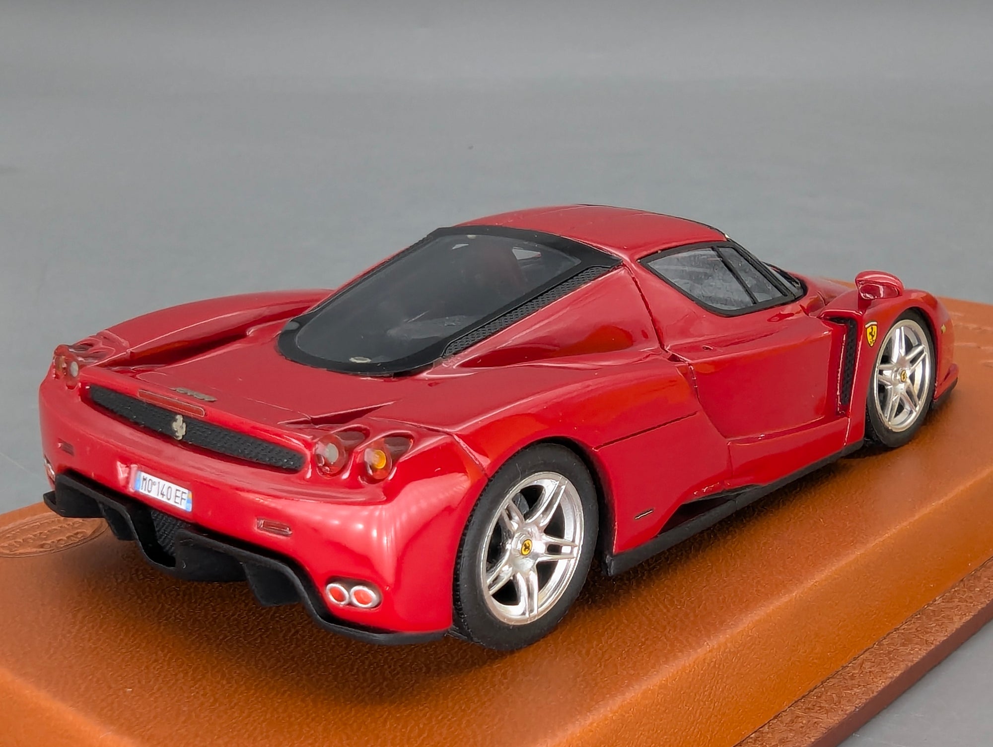 Modellautos 1:43 BBR Ferrari Enzo Paris 2002 Rot Echt-Lederplatte Vitrine OVP