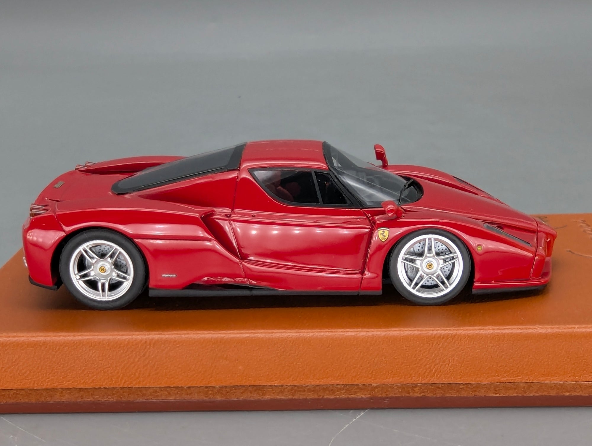 Modellautos 1:43 BBR Ferrari Enzo Paris 2002 Rot Echt-Lederplatte Vitrine OVP