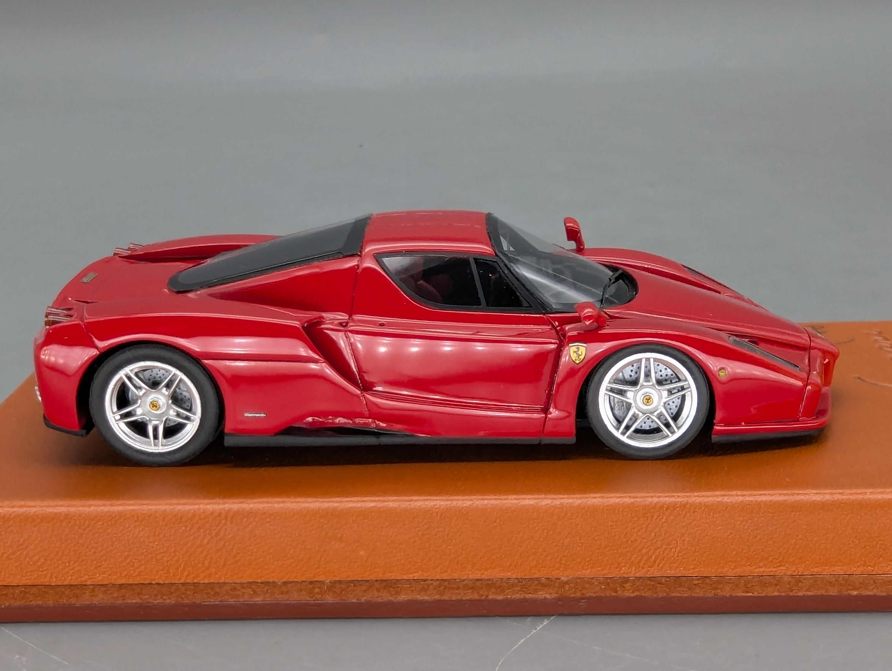 Modellautos 1:43 BBR Ferrari Enzo Paris 2002 Rot Echt-Lederplatte Vitrine OVP