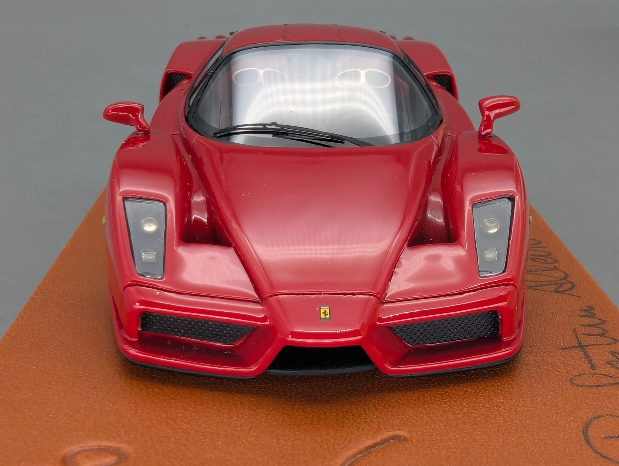 Modellautos 1:43 BBR Ferrari Enzo Paris 2002 Rot Echt-Lederplatte Vitrine OVP