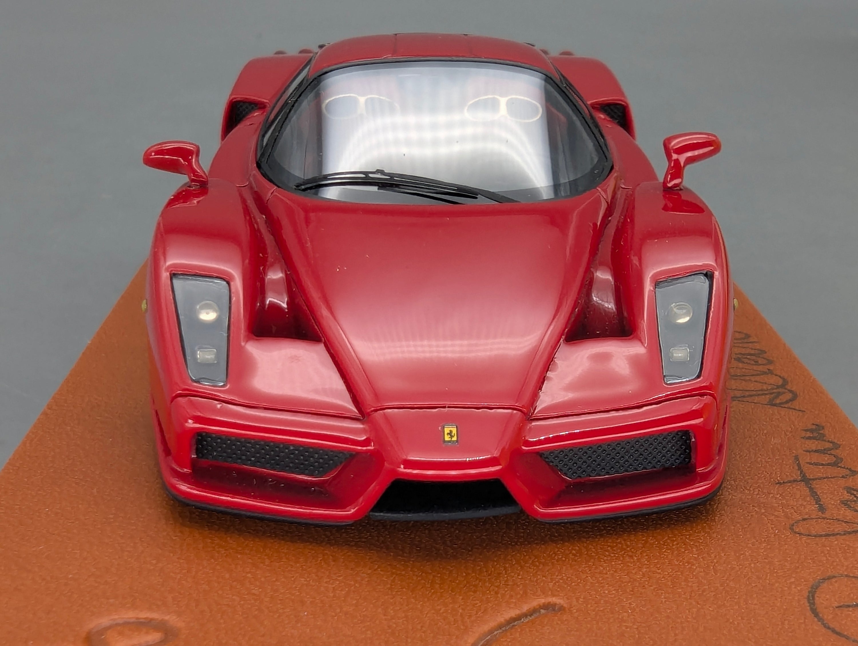 Modellautos 1:43 BBR Ferrari Enzo Paris 2002 Rot Echt-Lederplatte Vitrine OVP