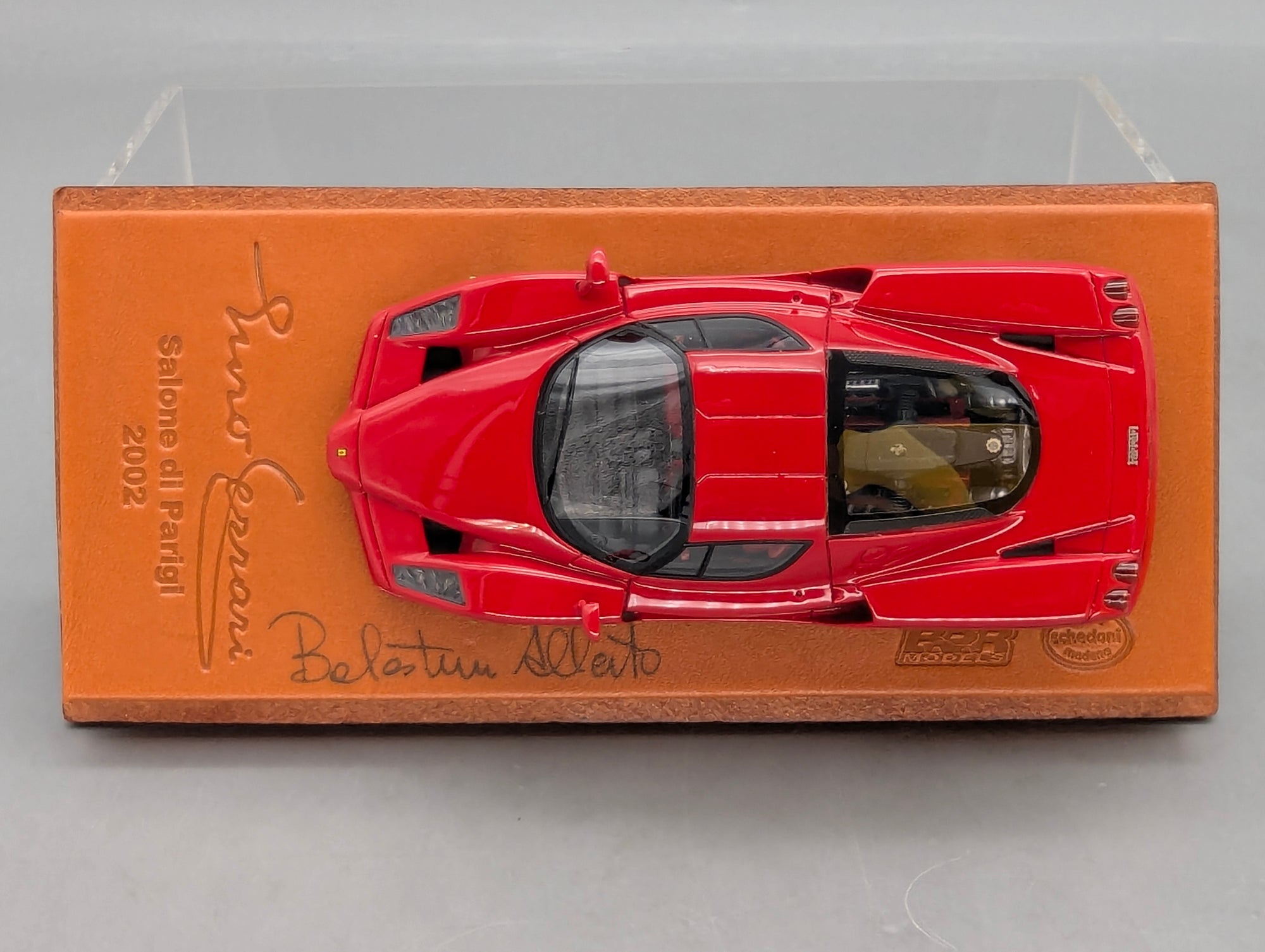 Modellautos 1:43 BBR Ferrari Enzo Paris 2002 Rot Echt-Lederplatte Vitrine OVP