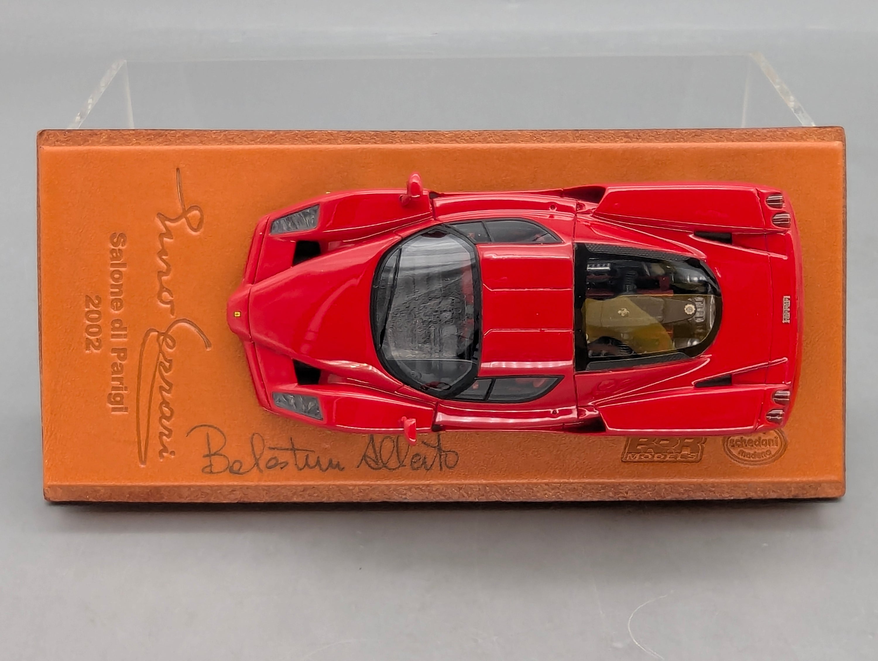 Modellautos 1:43 BBR Ferrari Enzo Paris 2002 Rot Echt-Lederplatte Vitrine OVP