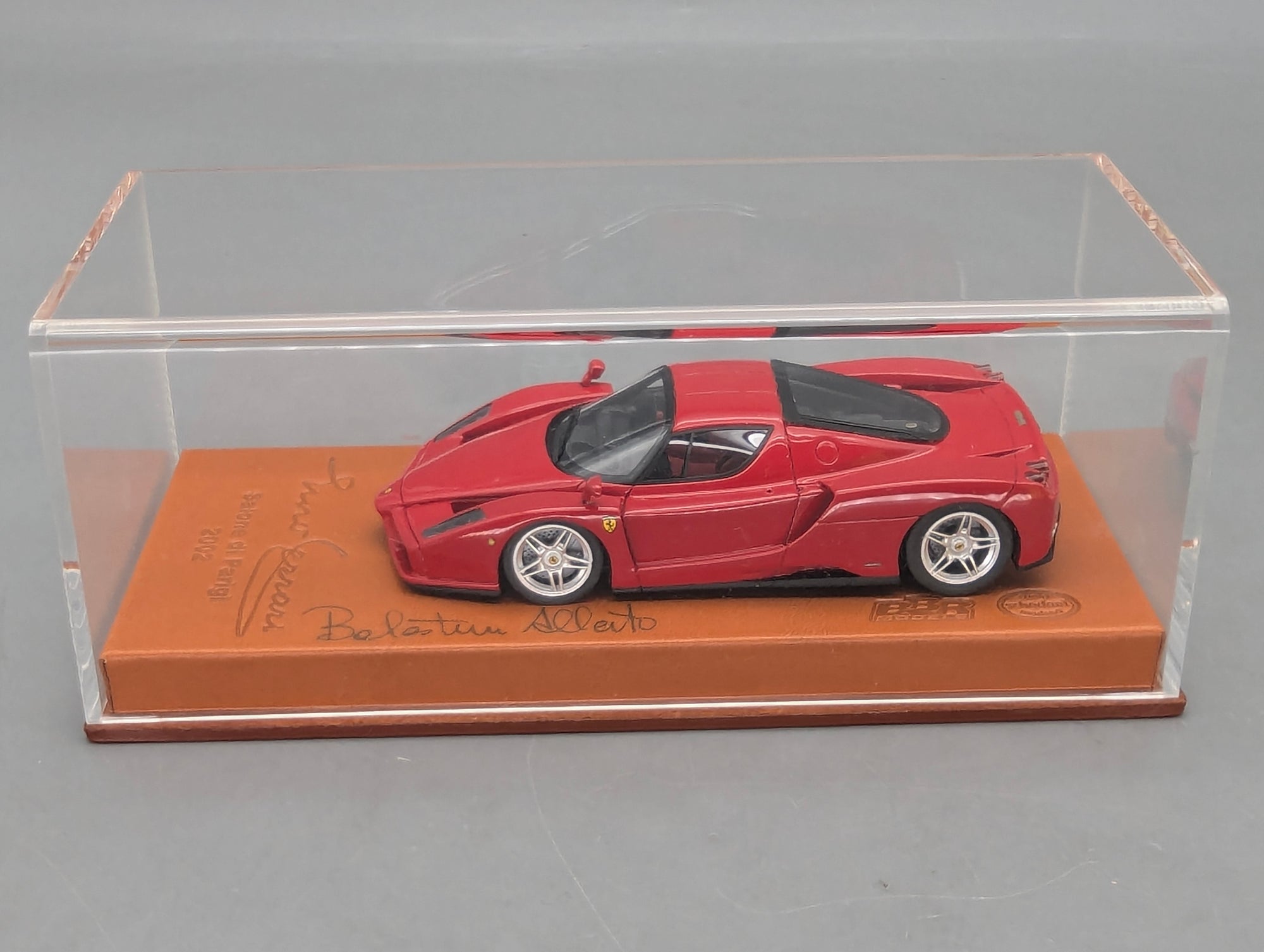 Modellautos 1:43 BBR Ferrari Enzo Paris 2002 Rot Echt-Lederplatte Vitrine OVP