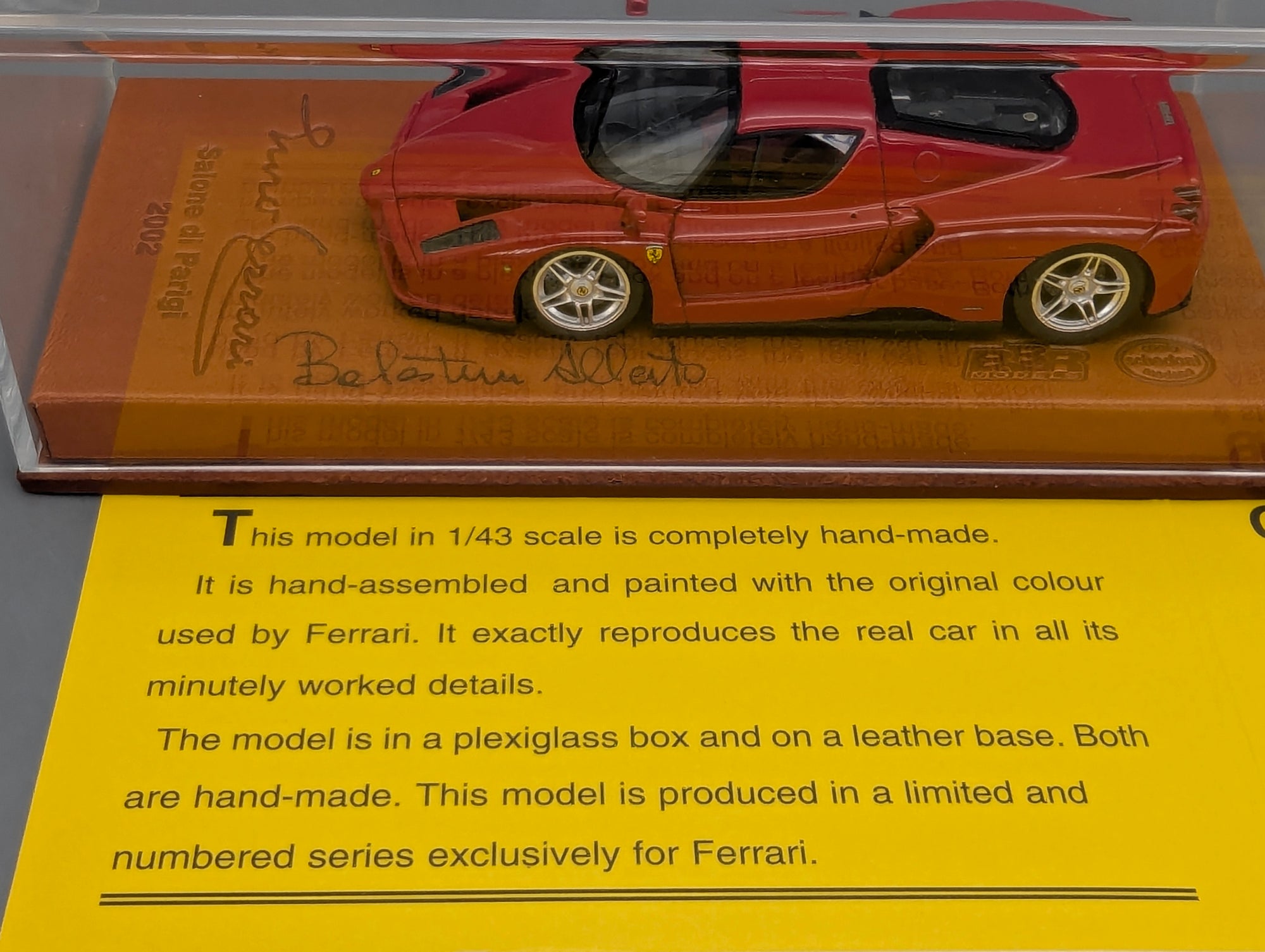 Modellautos 1:43 BBR Ferrari Enzo Paris 2002 Rot Echt-Lederplatte Vitrine OVP