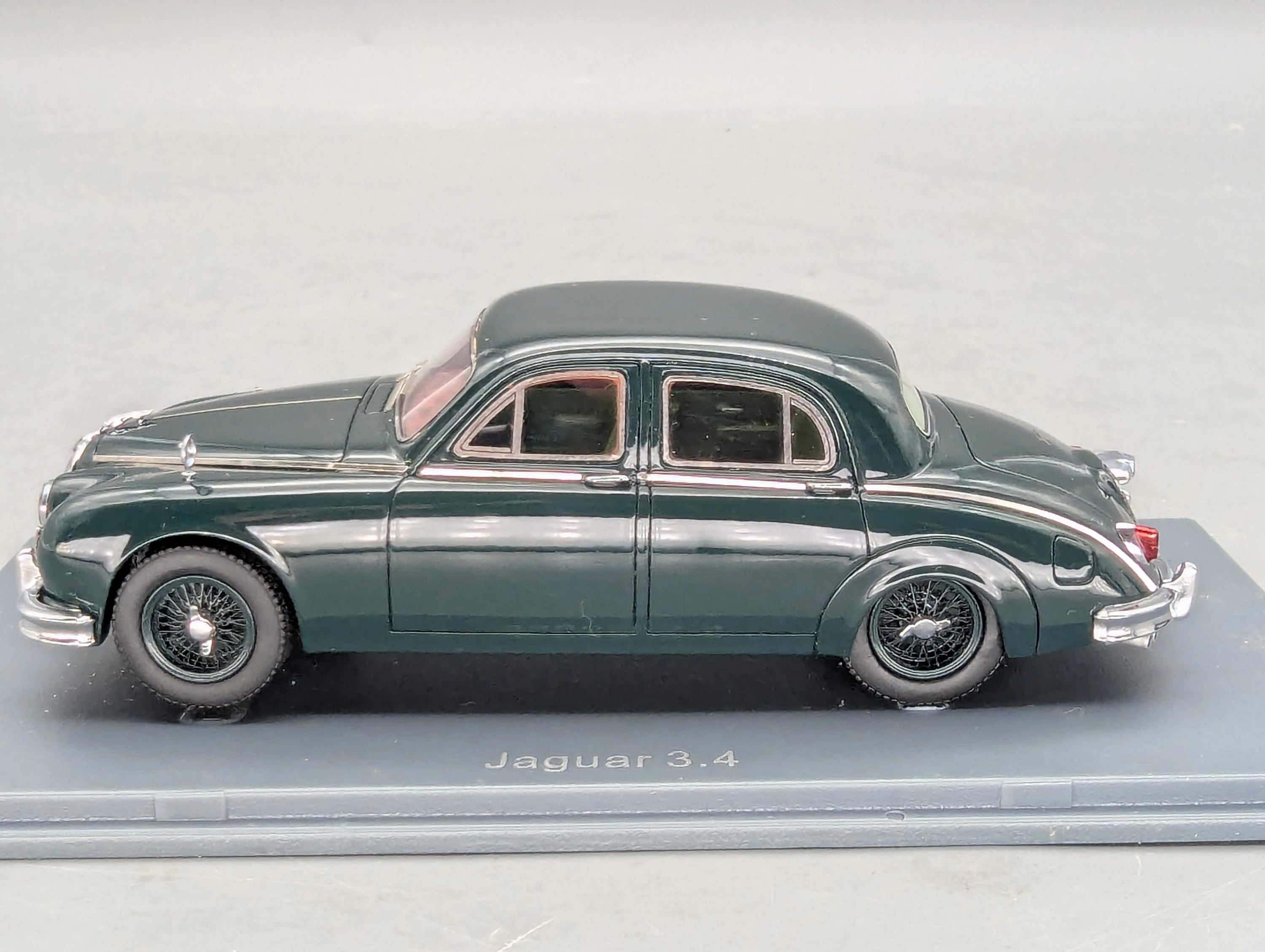 Modellautos 1:43 Neo Scale Models Jaguar 3.4 British Racing Green mit OVP