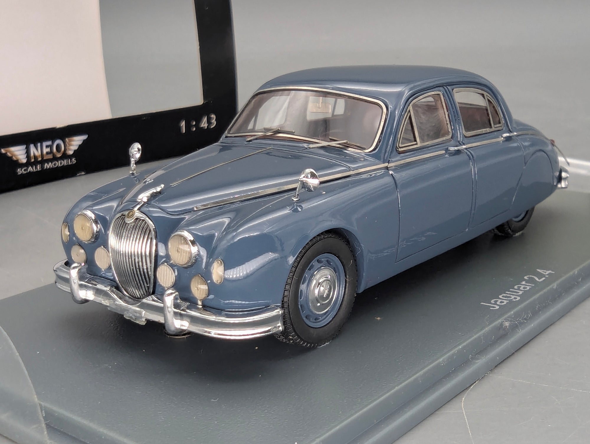 Modellautos 1:43 Neo Scale Models Jaguar 2.4 Blau mit OVP