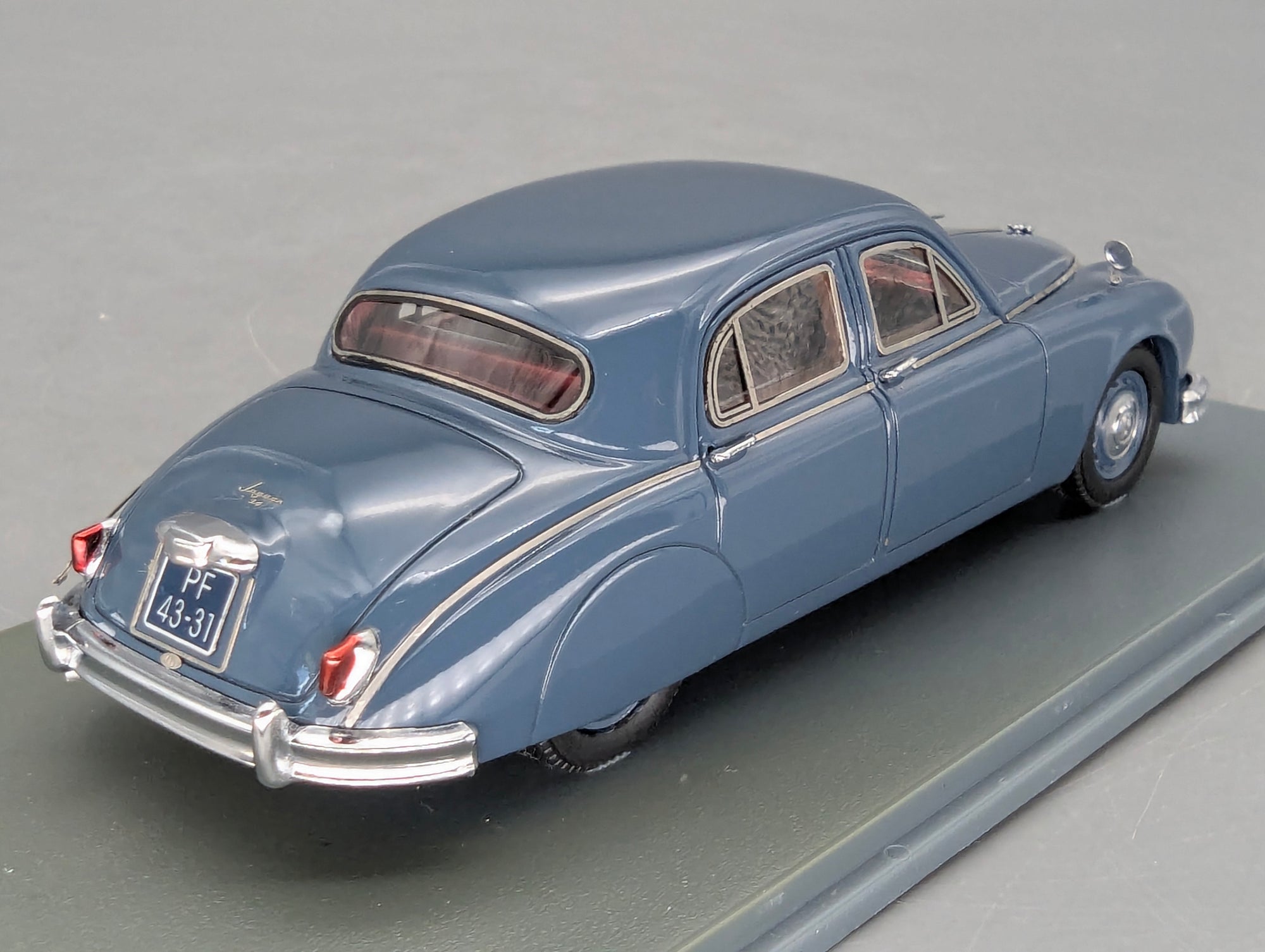 Modellautos 1:43 Neo Scale Models Jaguar 2.4 Blau mit OVP