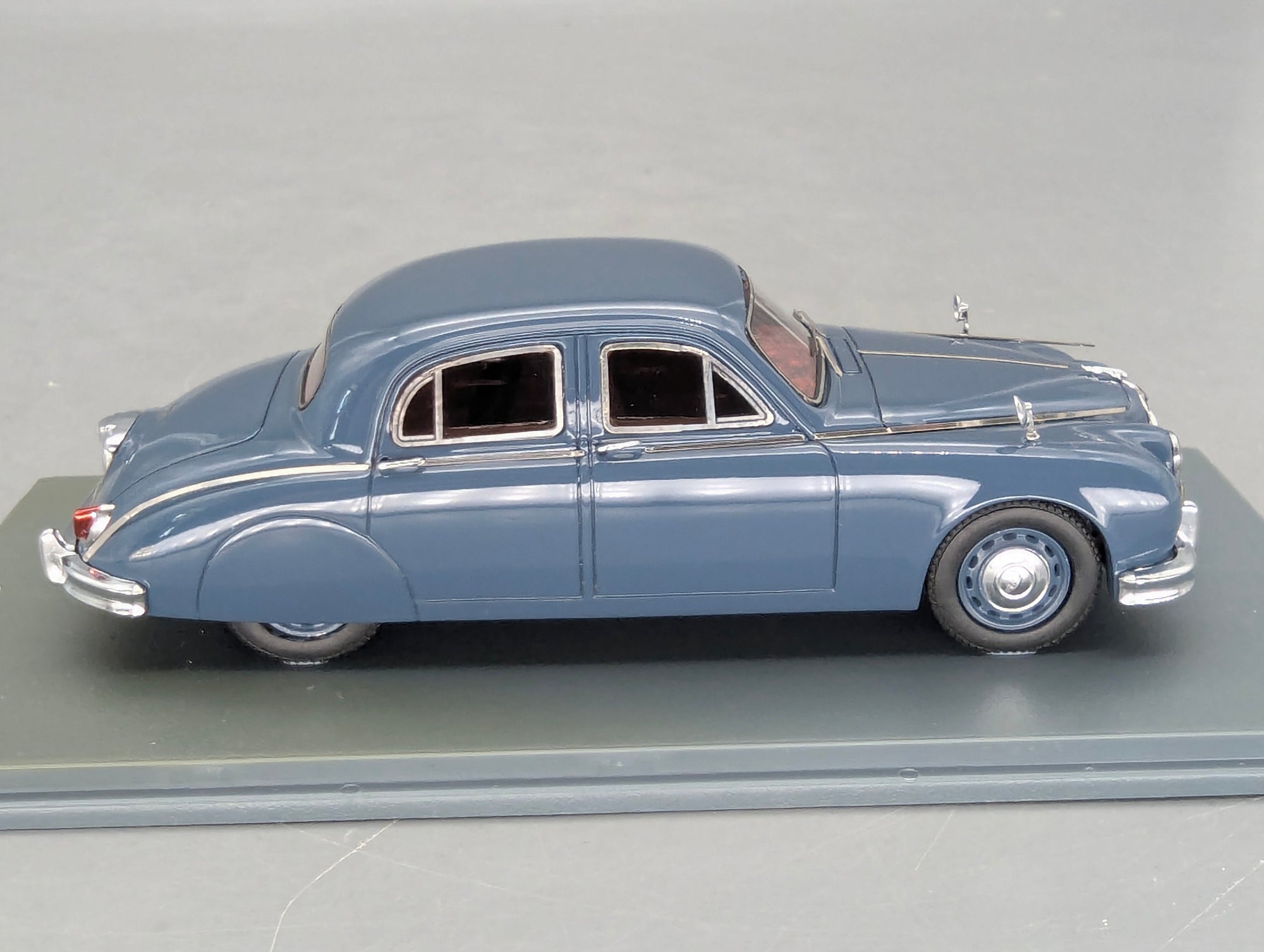 Modellautos 1:43 Neo Scale Models Jaguar 2.4 Blau mit OVP