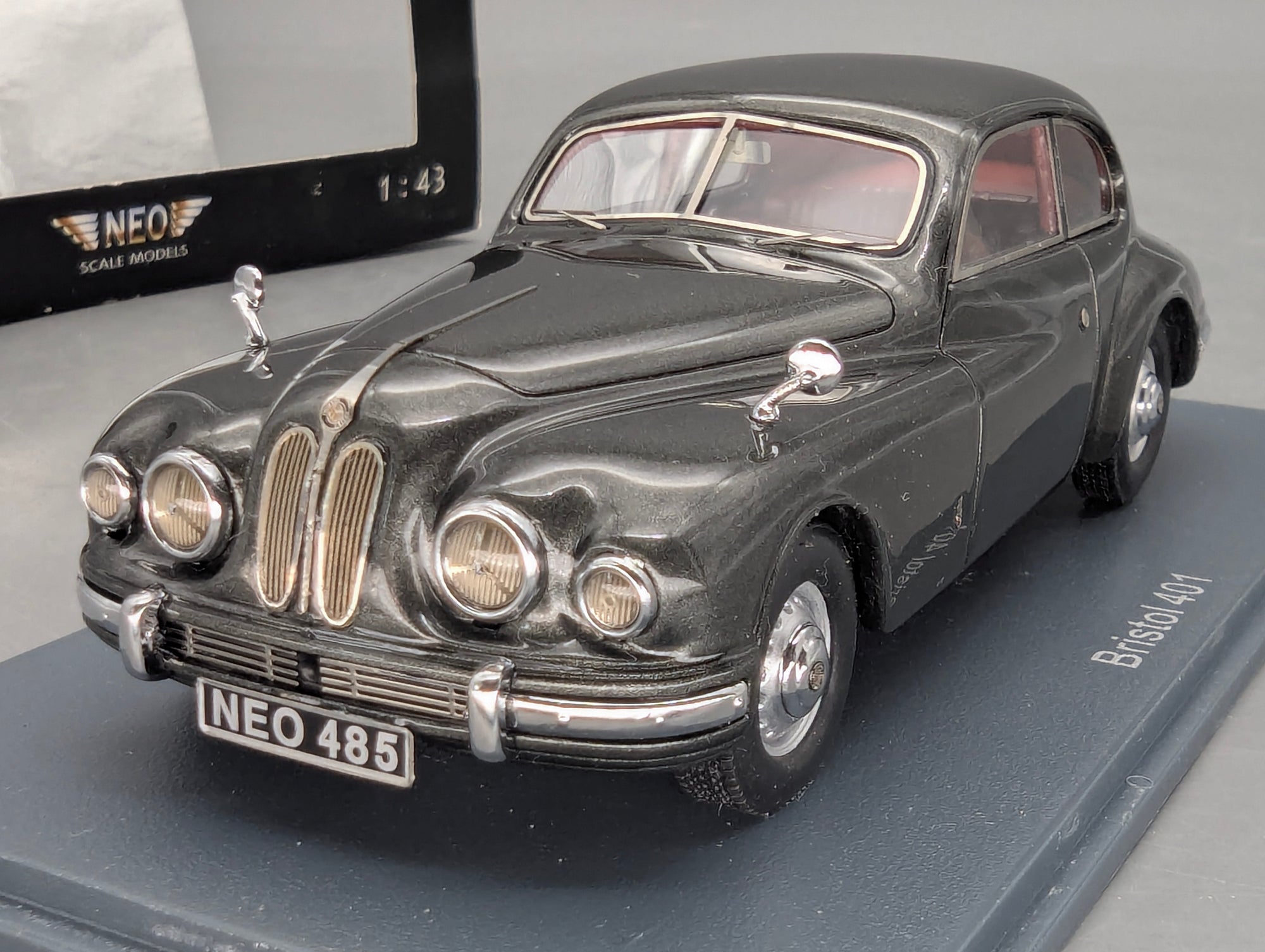 Modellautos 1:43 Neo Scale Models Bristol 401 mit OVP