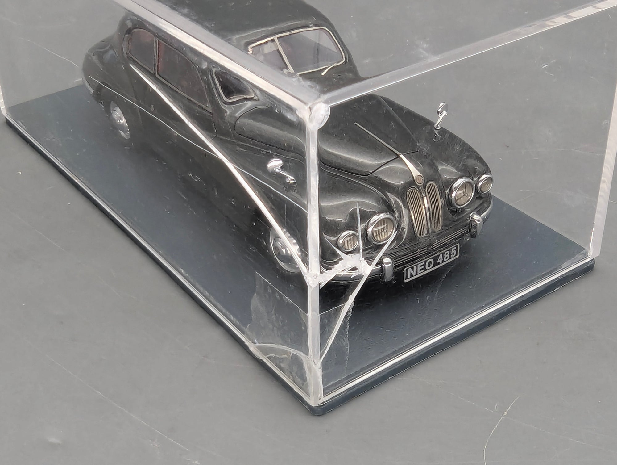 Modellautos 1:43 Neo Scale Models Bristol 401 mit OVP