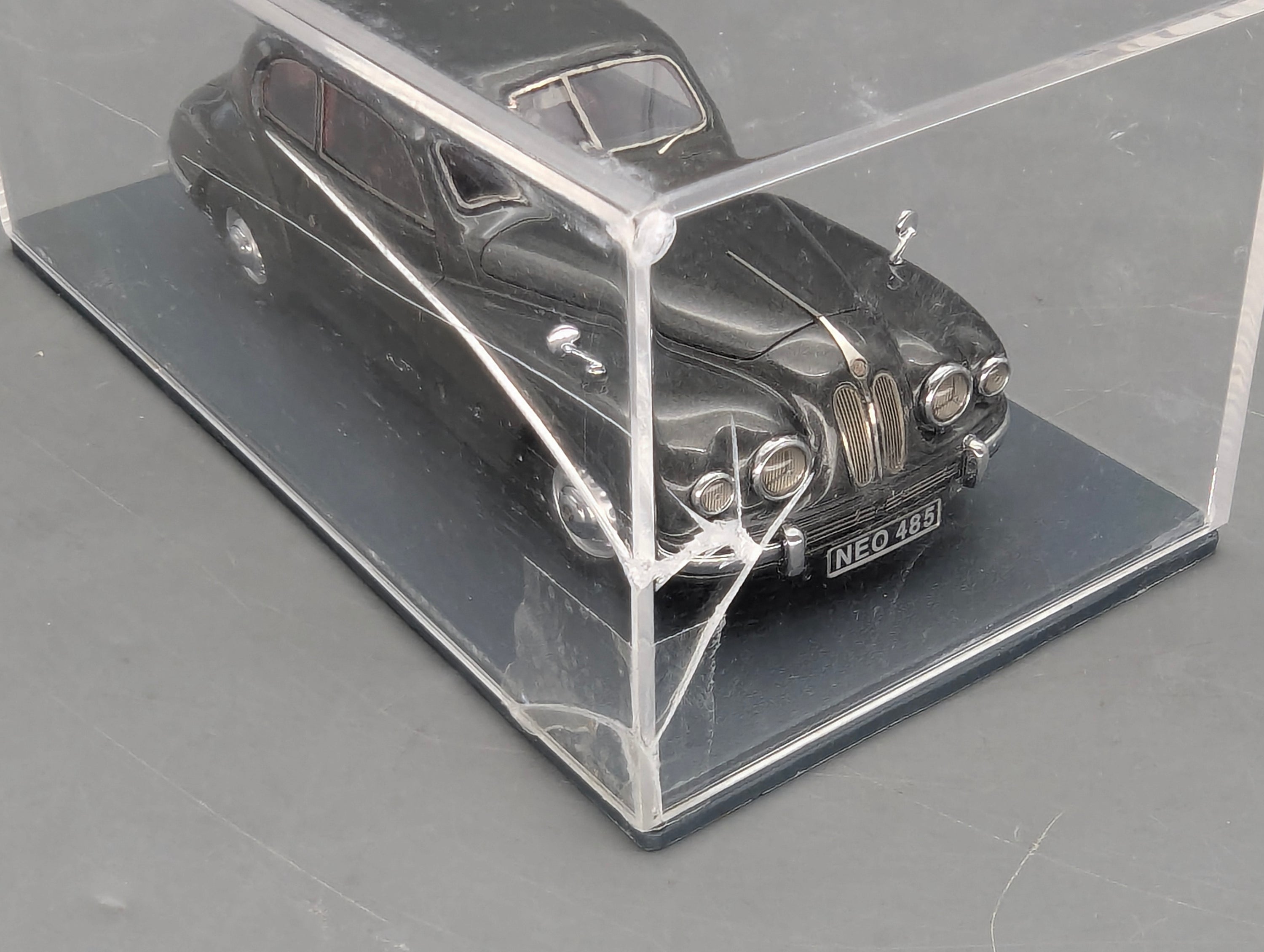 Modellautos 1:43 Neo Scale Models Bristol 401 mit OVP