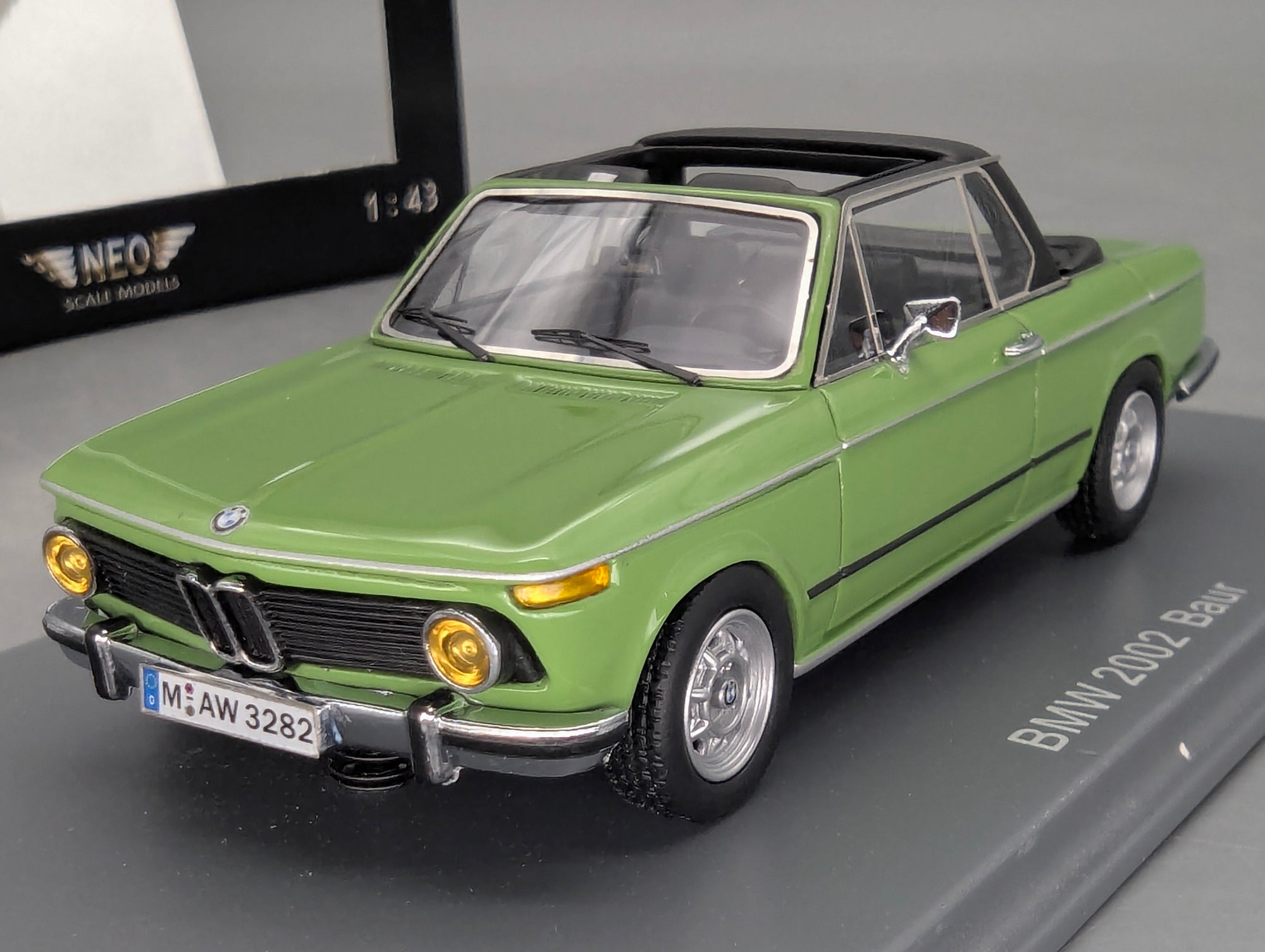 Modellautos 1:43 Neo Scale Models BMW 2002 Baur Grün mit OVP