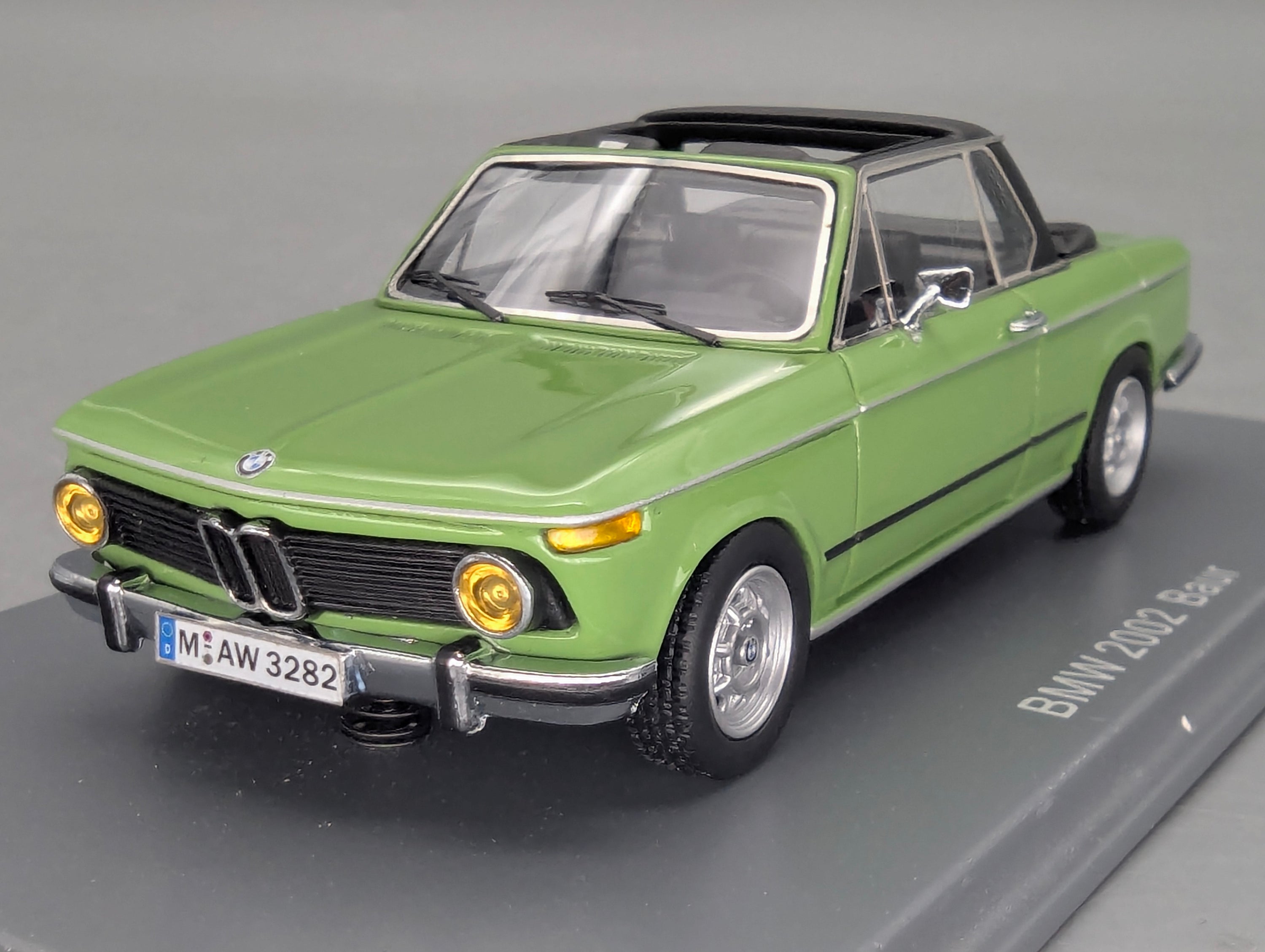 Modellautos 1:43 Neo Scale Models BMW 2002 Baur Grün mit OVP