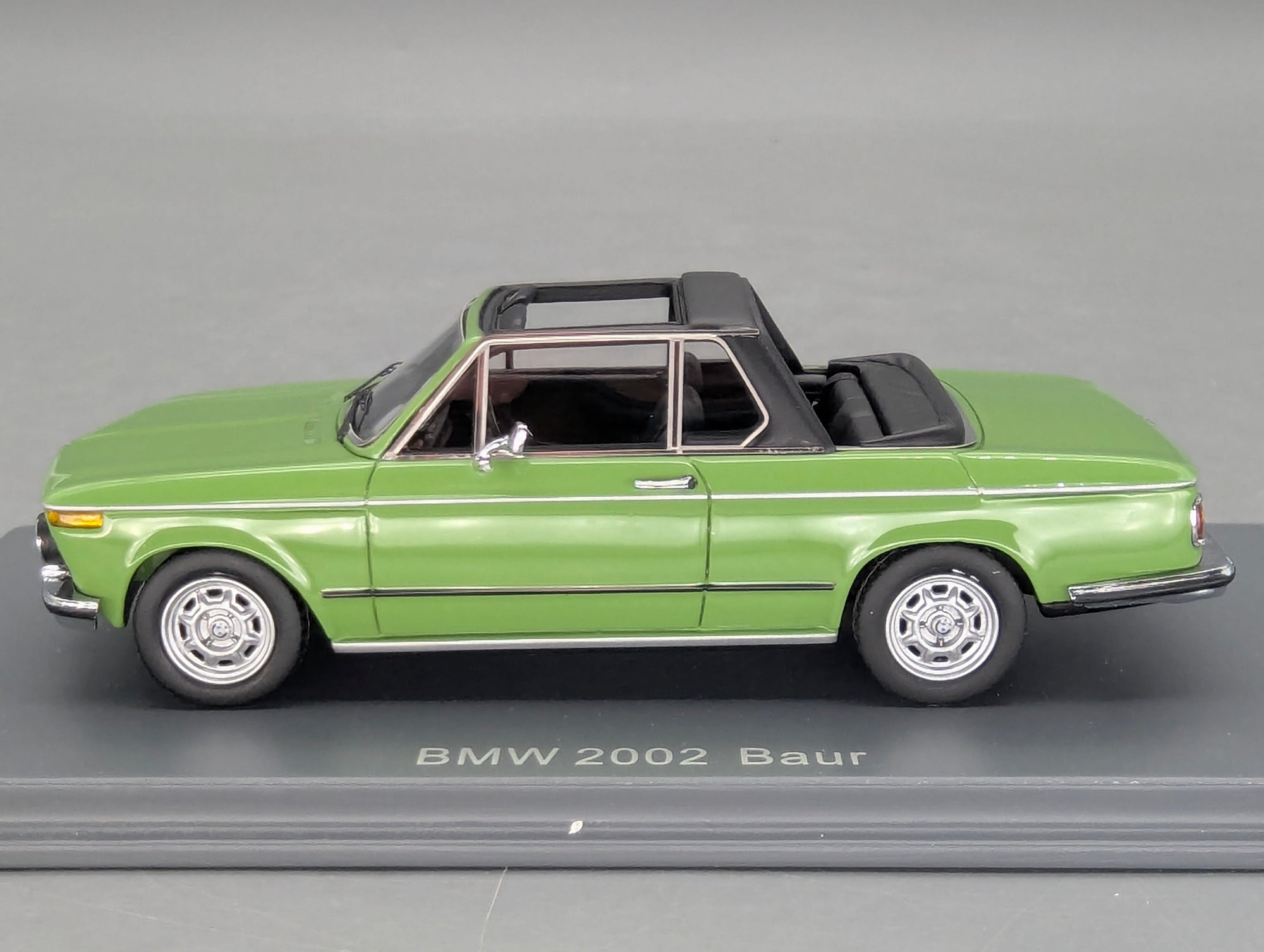 Modellautos 1:43 Neo Scale Models BMW 2002 Baur Grün mit OVP