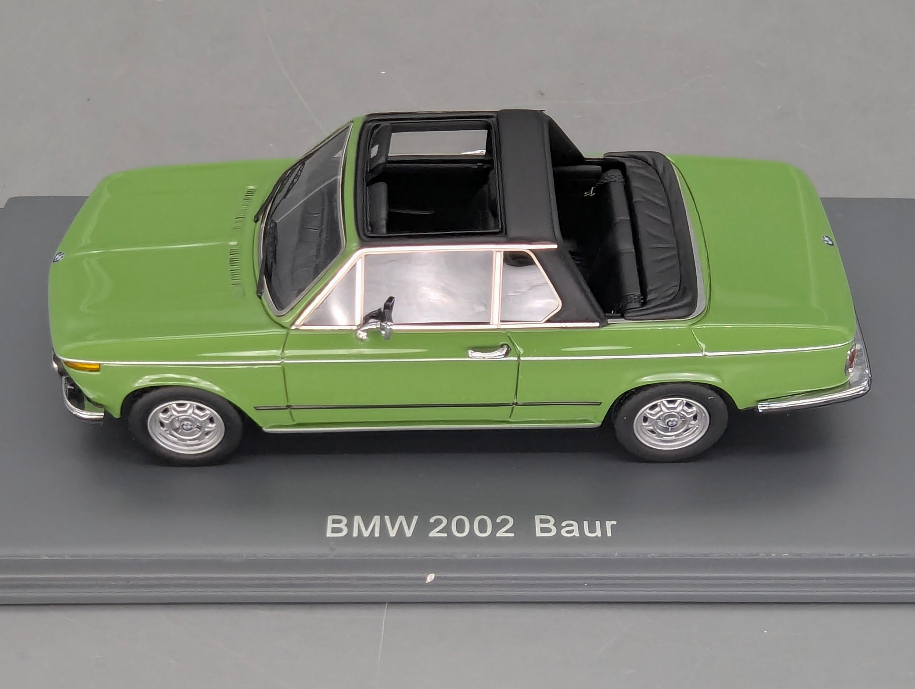 Modellautos 1:43 Neo Scale Models BMW 2002 Baur Grün mit OVP