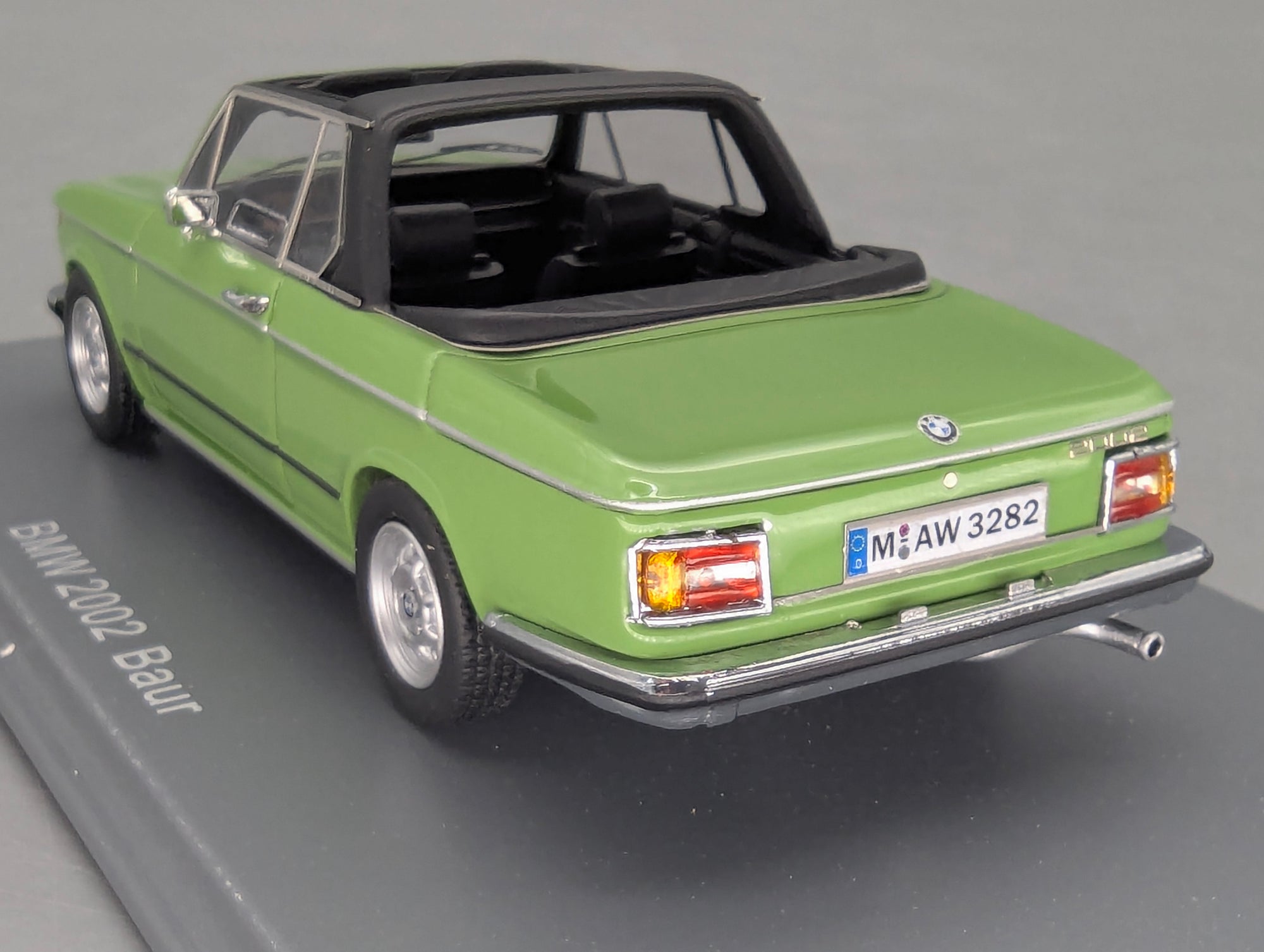 Modellautos 1:43 Neo Scale Models BMW 2002 Baur Grün mit OVP