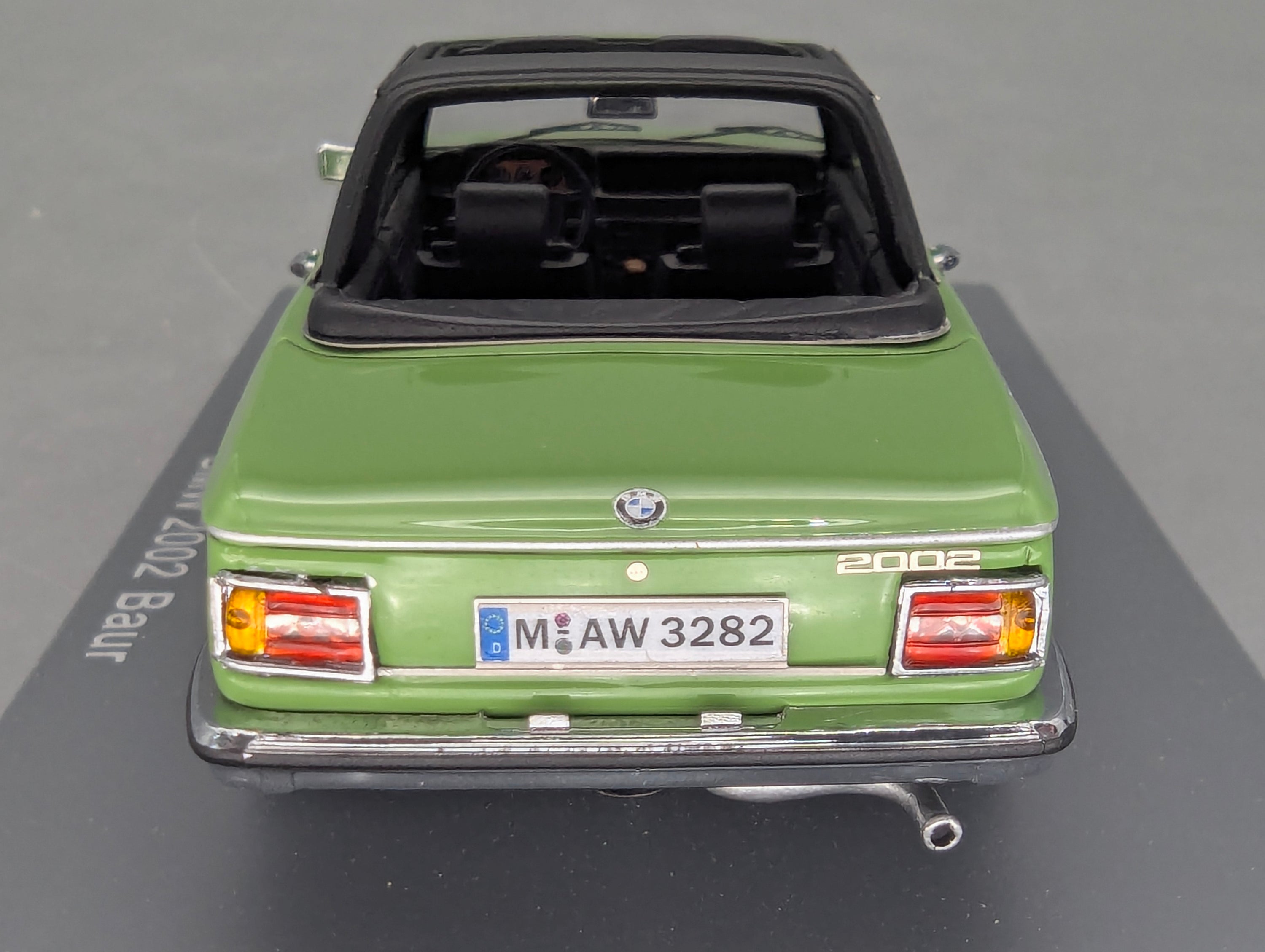 Modellautos 1:43 Neo Scale Models BMW 2002 Baur Grün mit OVP
