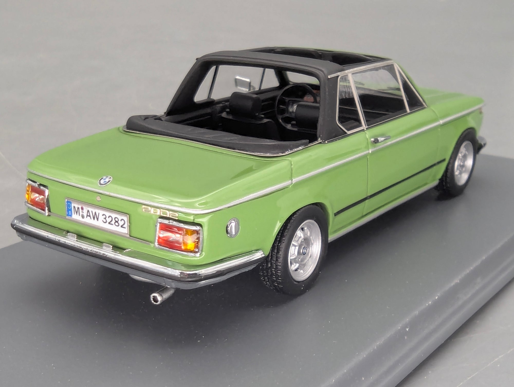 Modellautos 1:43 Neo Scale Models BMW 2002 Baur Grün mit OVP