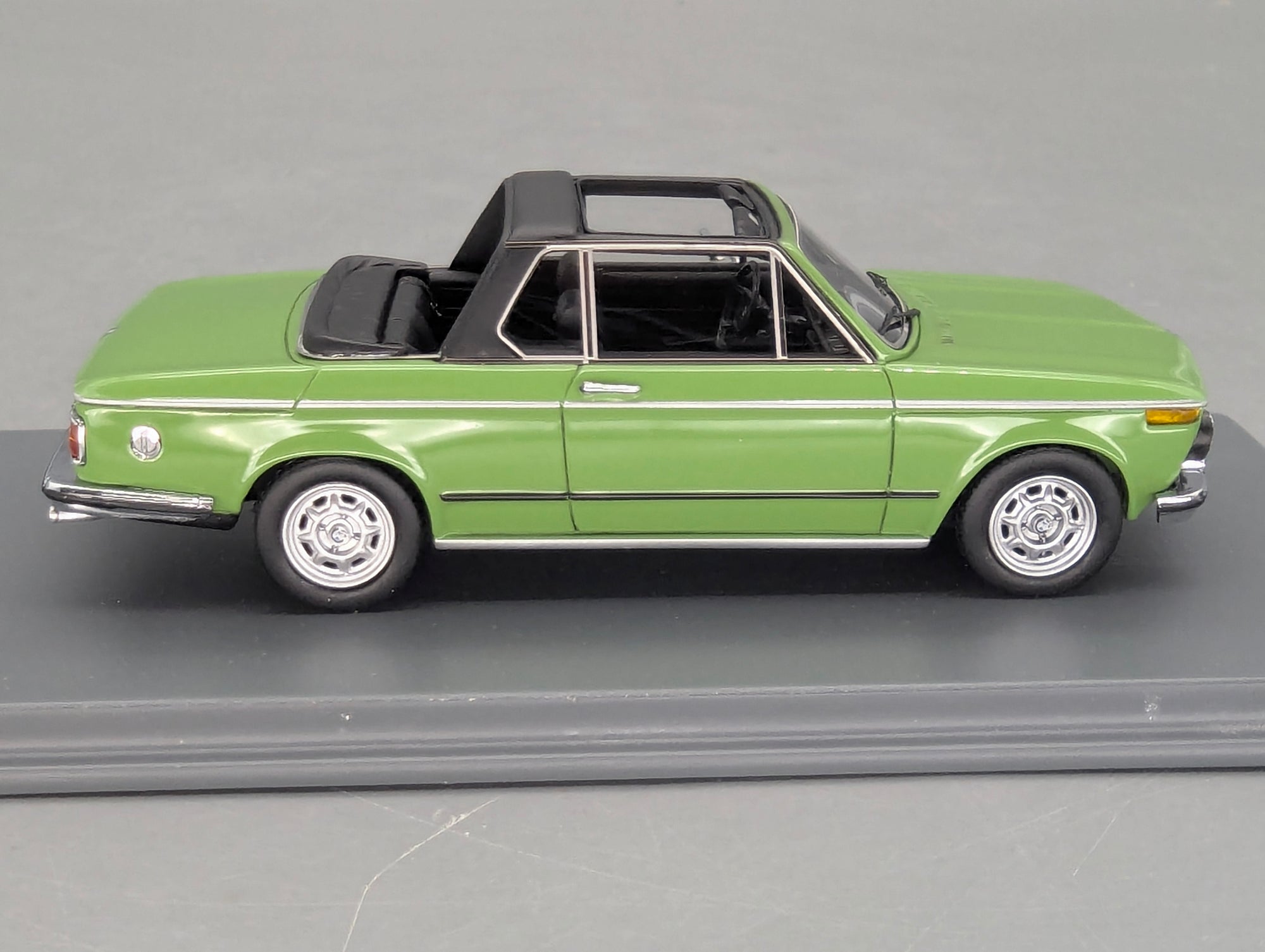 Modellautos 1:43 Neo Scale Models BMW 2002 Baur Grün mit OVP