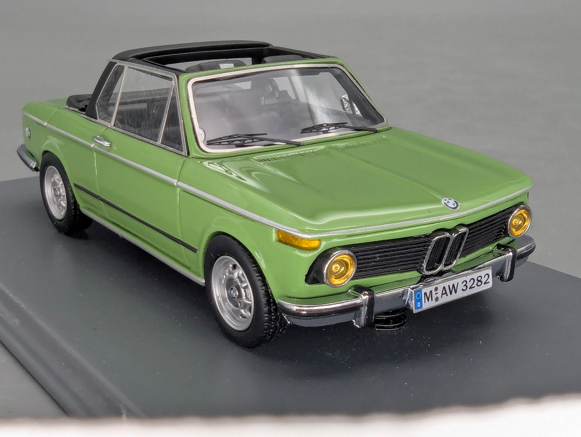 Modellautos 1:43 Neo Scale Models BMW 2002 Baur Grün mit OVP