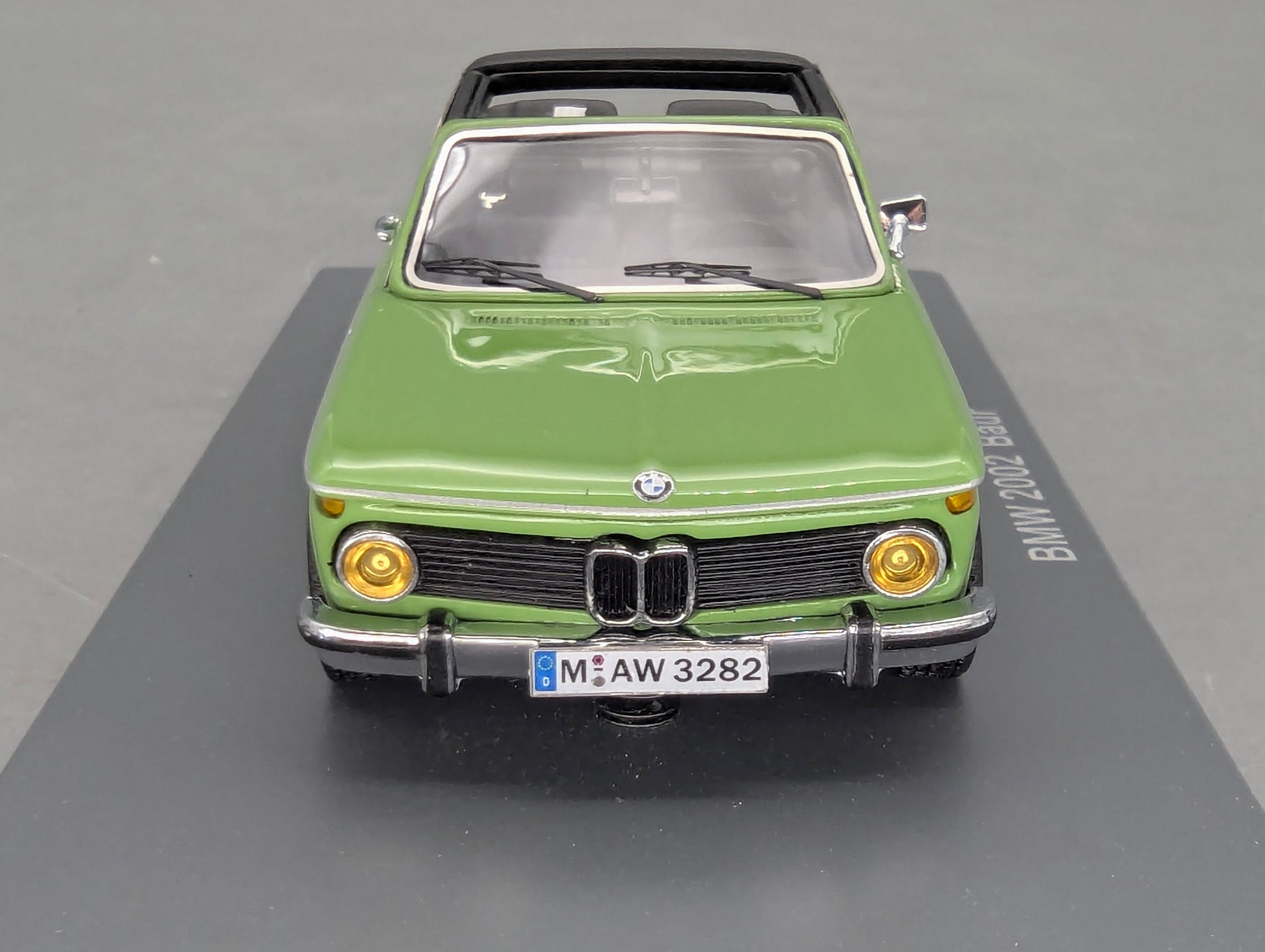 Modellautos 1:43 Neo Scale Models BMW 2002 Baur Grün mit OVP