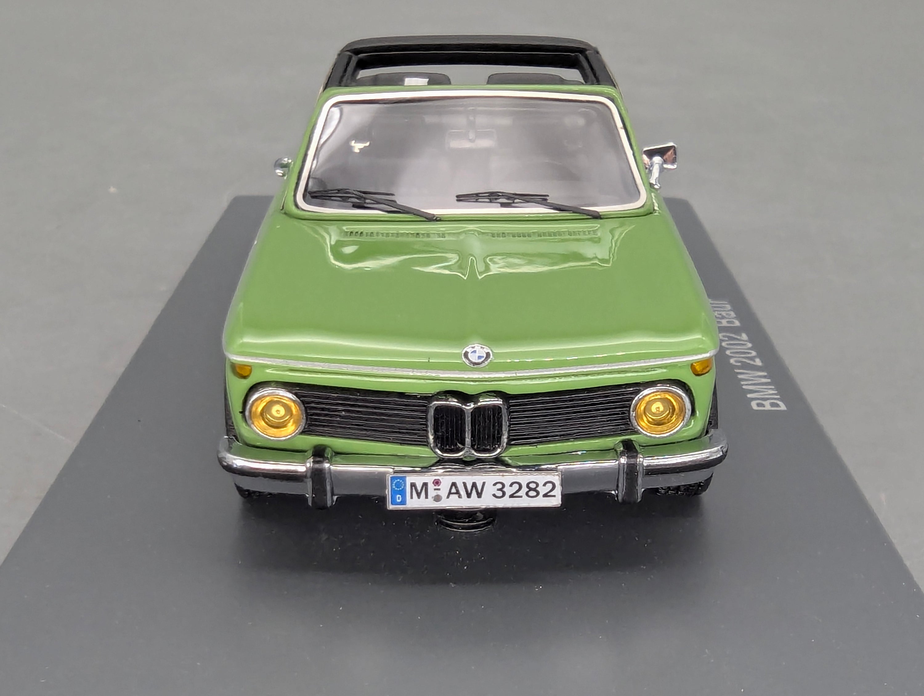 Modellautos 1:43 Neo Scale Models BMW 2002 Baur Grün mit OVP