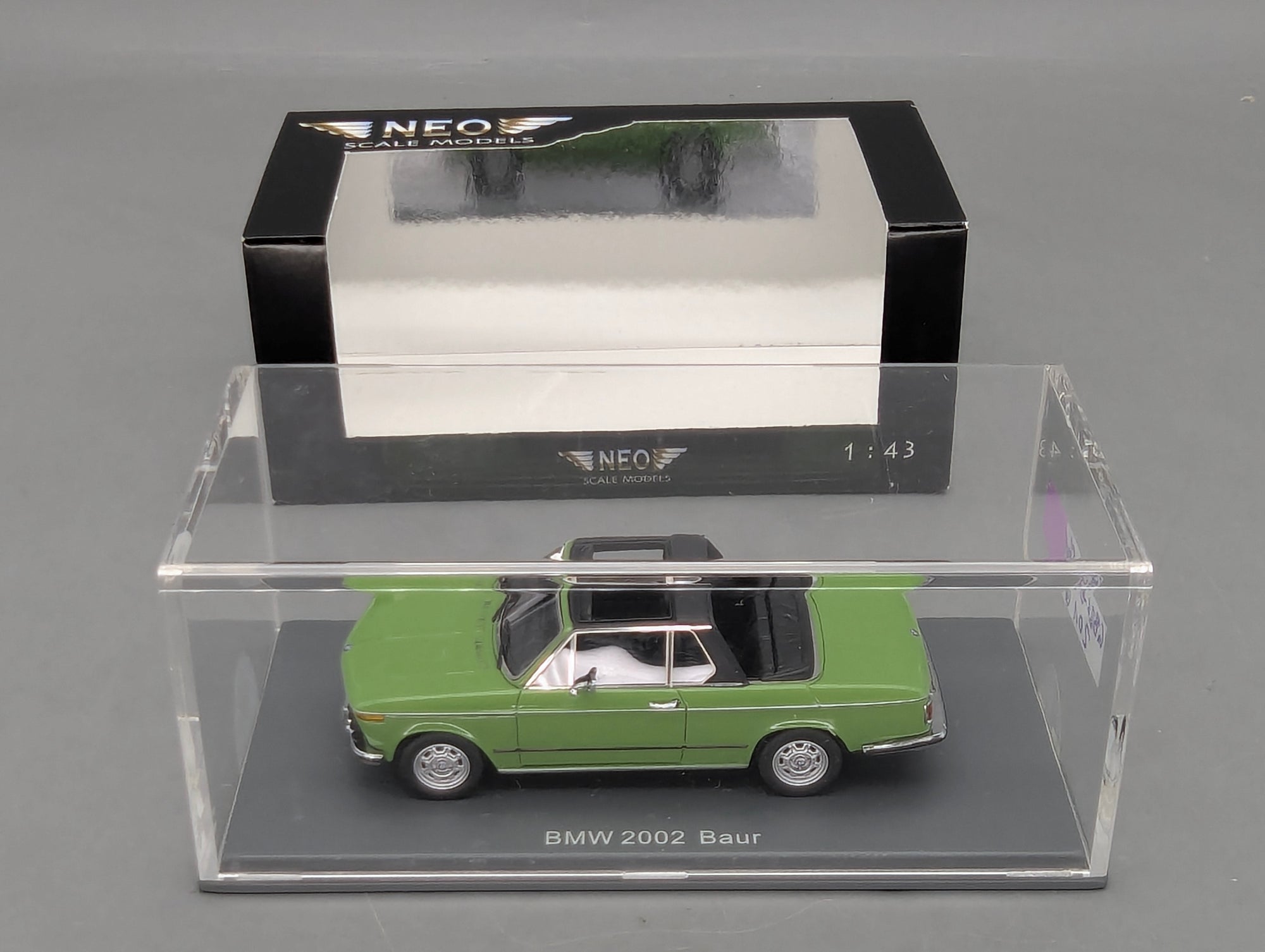 Modellautos 1:43 Neo Scale Models BMW 2002 Baur Grün mit OVP