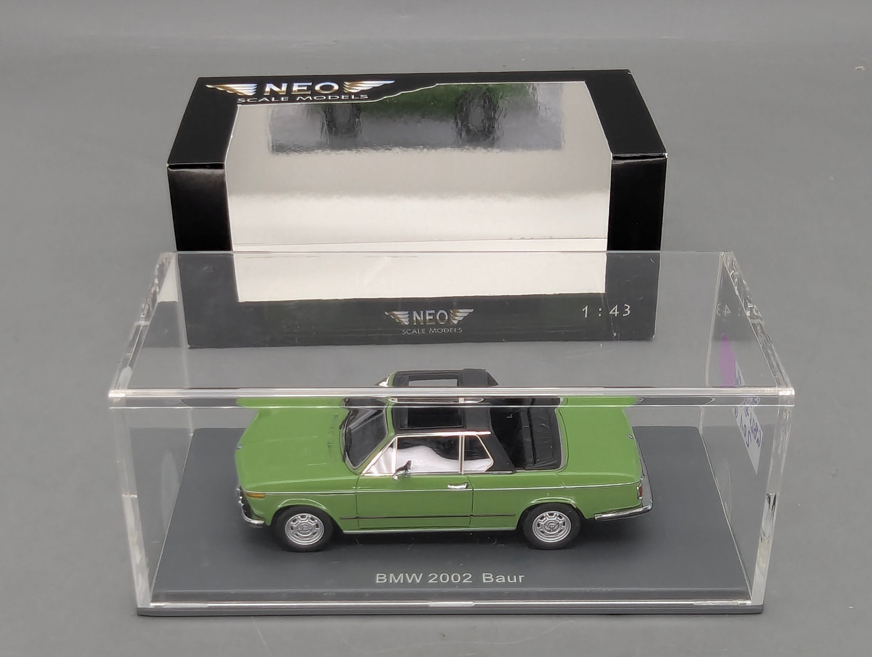 Modellautos 1:43 Neo Scale Models BMW 2002 Baur Grün mit OVP