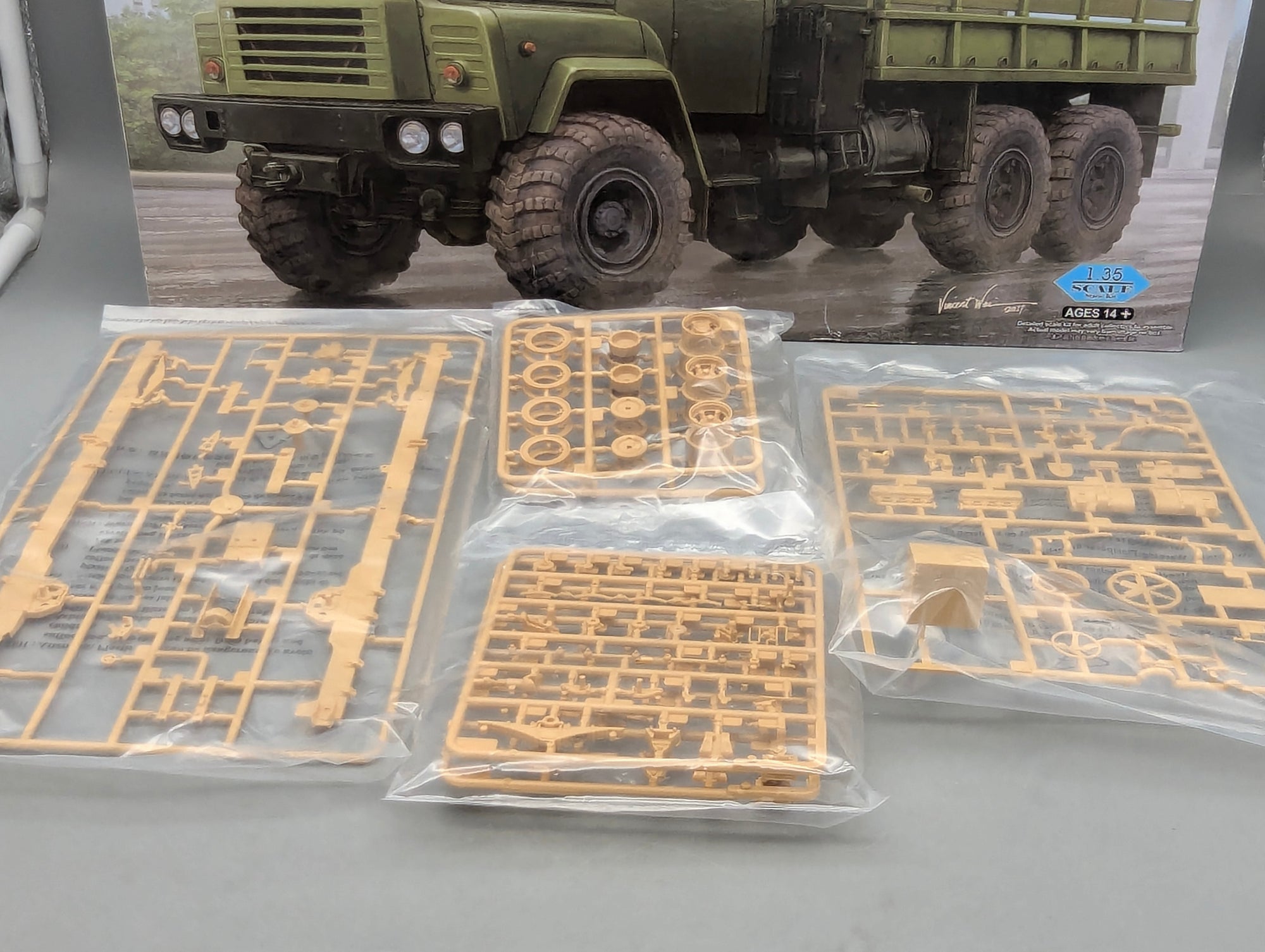 LKW Modell Bausatz 1:35 Hobby Boss 85510 Russian KrAZ-260 Cargo Truck mit OVP