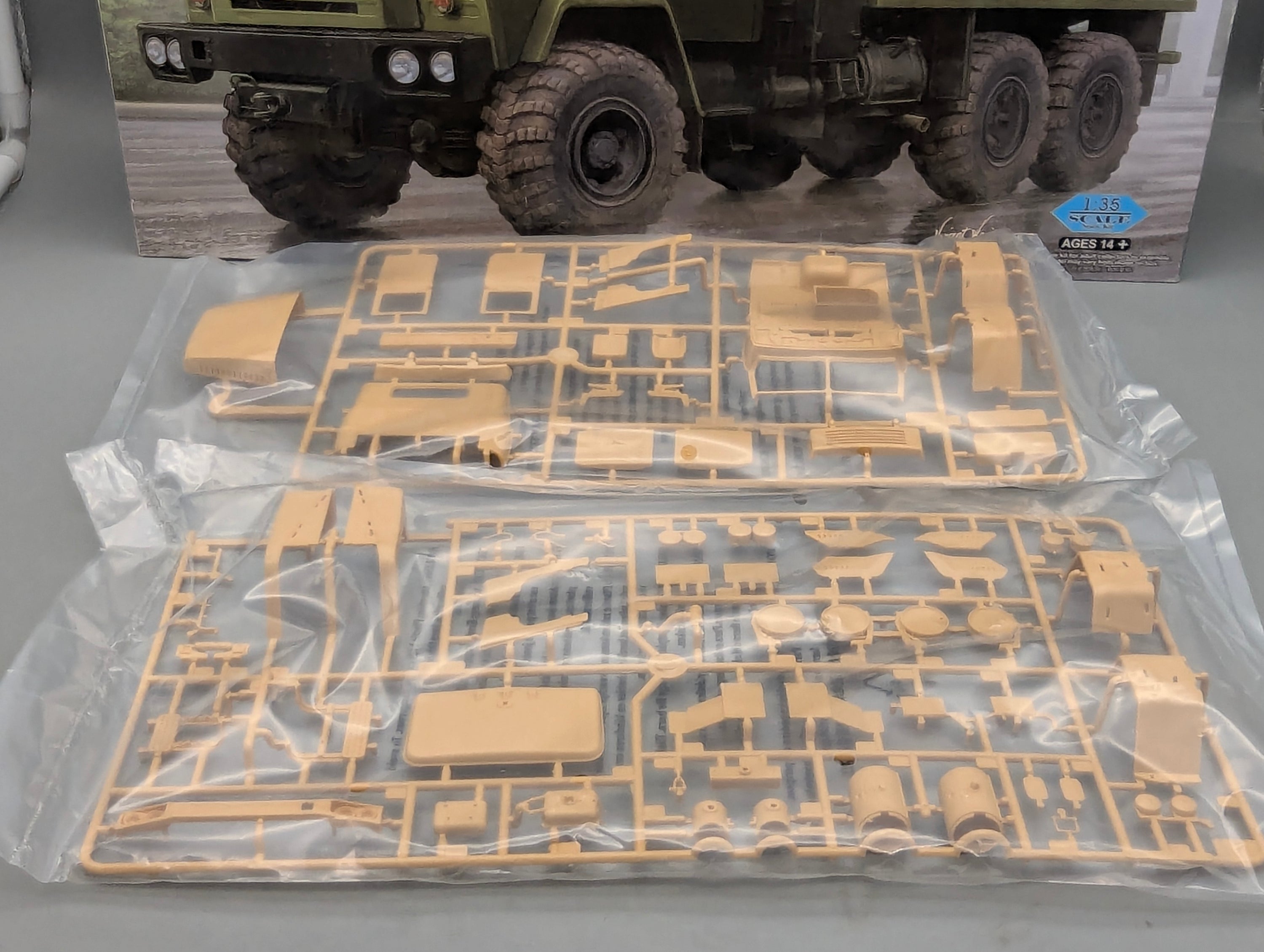 LKW Modell Bausatz 1:35 Hobby Boss 85510 Russian KrAZ-260 Cargo Truck mit OVP