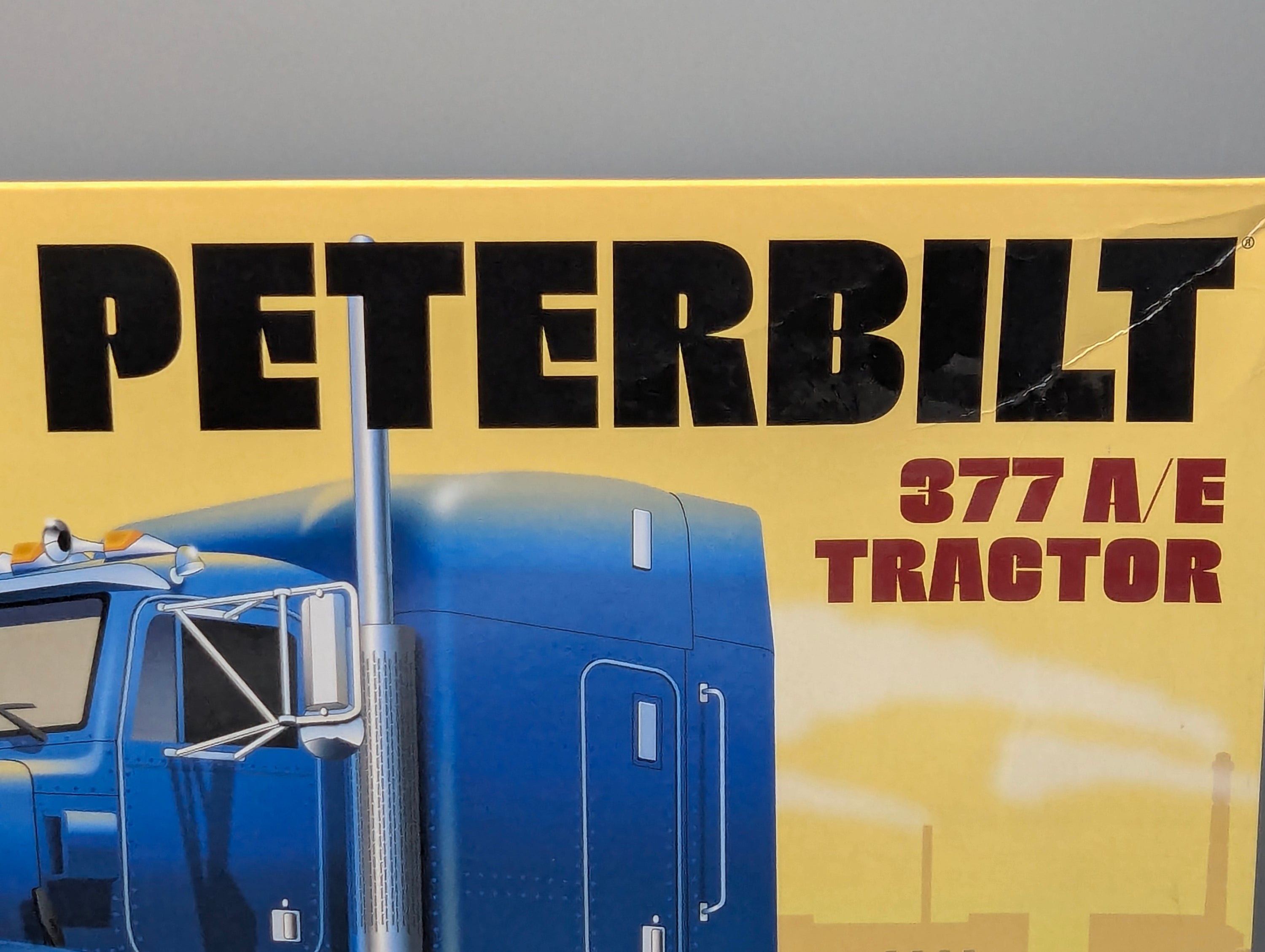 LKW Modell Bausatz 1:24 amt Round2 Peterbilt 377 A/E Tractor Zugmaschine mit OVP