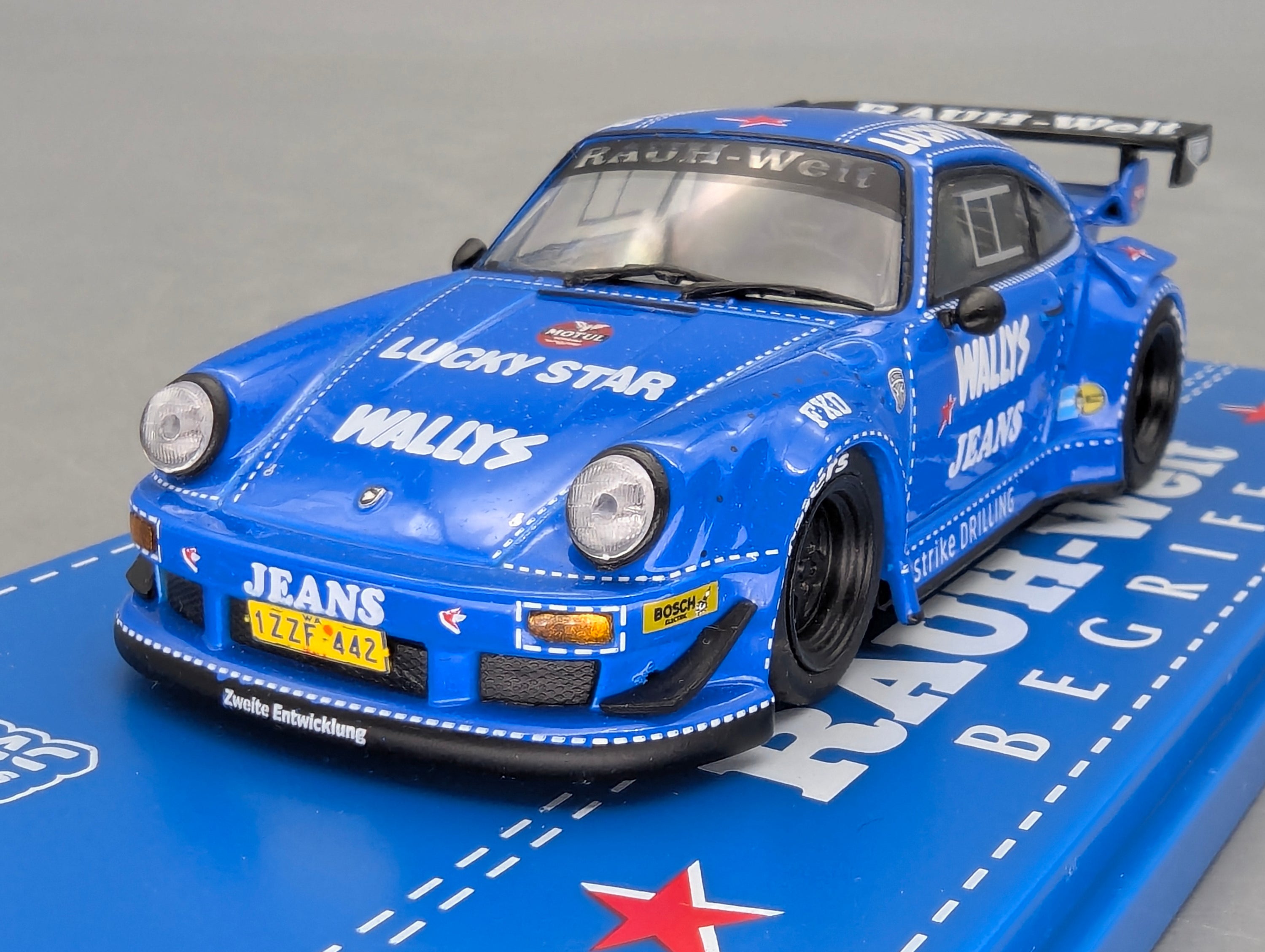 Model Cars 1:43 Minichamps Mercedes Benz SL65 AMG Black Series Silver with original packaging