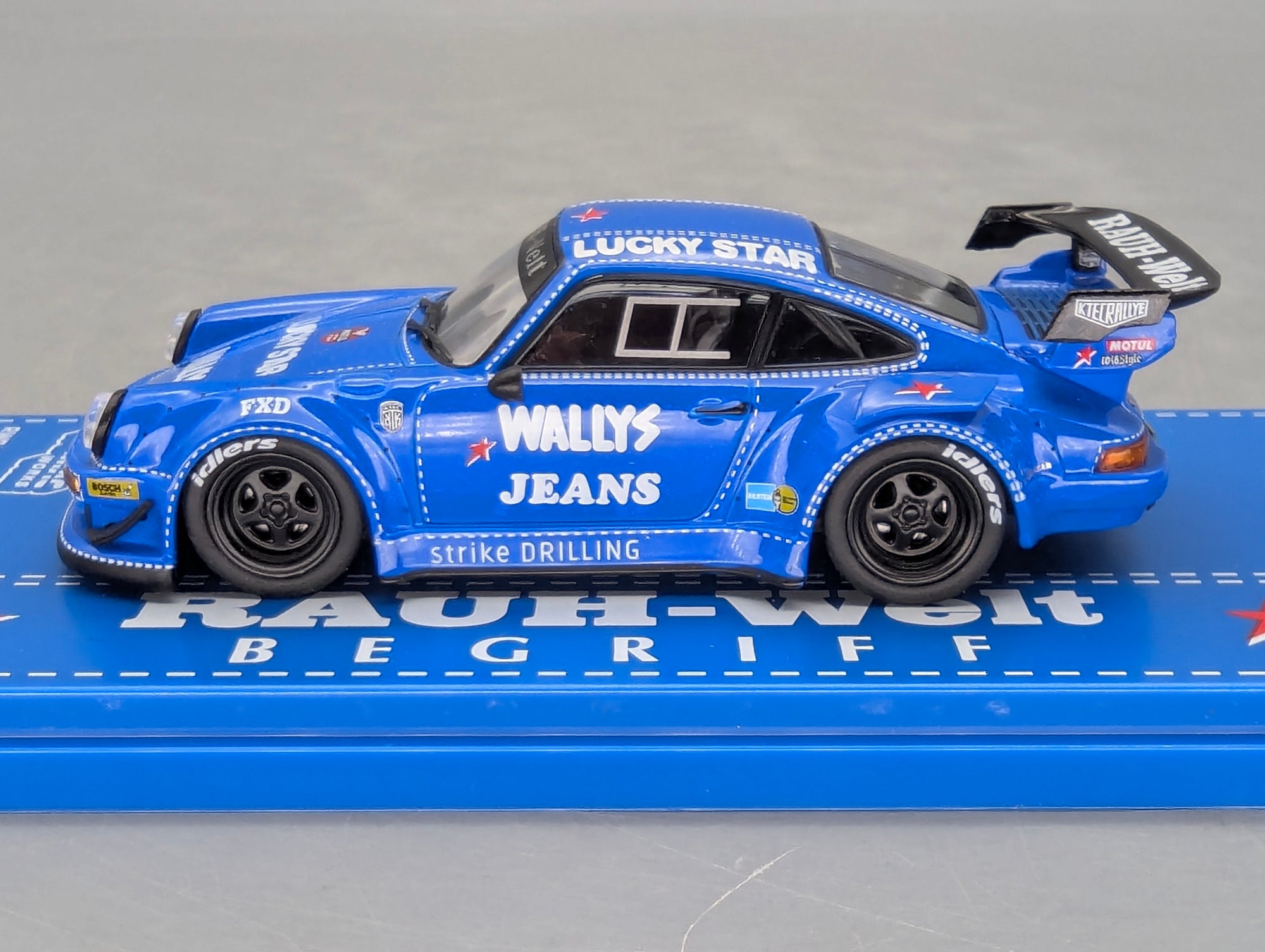 Model Cars 1:43 Minichamps Mercedes Benz SL65 AMG Black Series Silver with original packaging