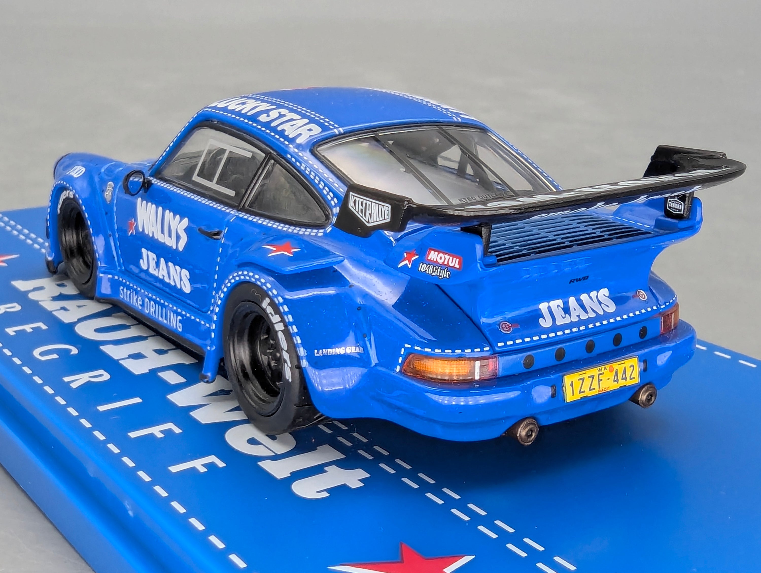 Model Cars 1:43 Minichamps Mercedes Benz SL65 AMG Black Series Silver with original packaging