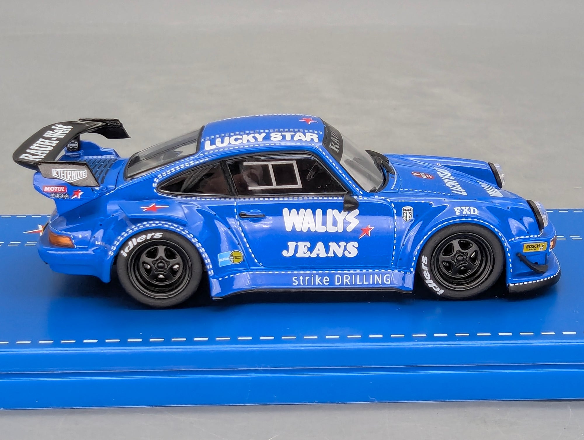 Model Cars 1:43 Minichamps Mercedes Benz SL65 AMG Black Series Silver with original packaging