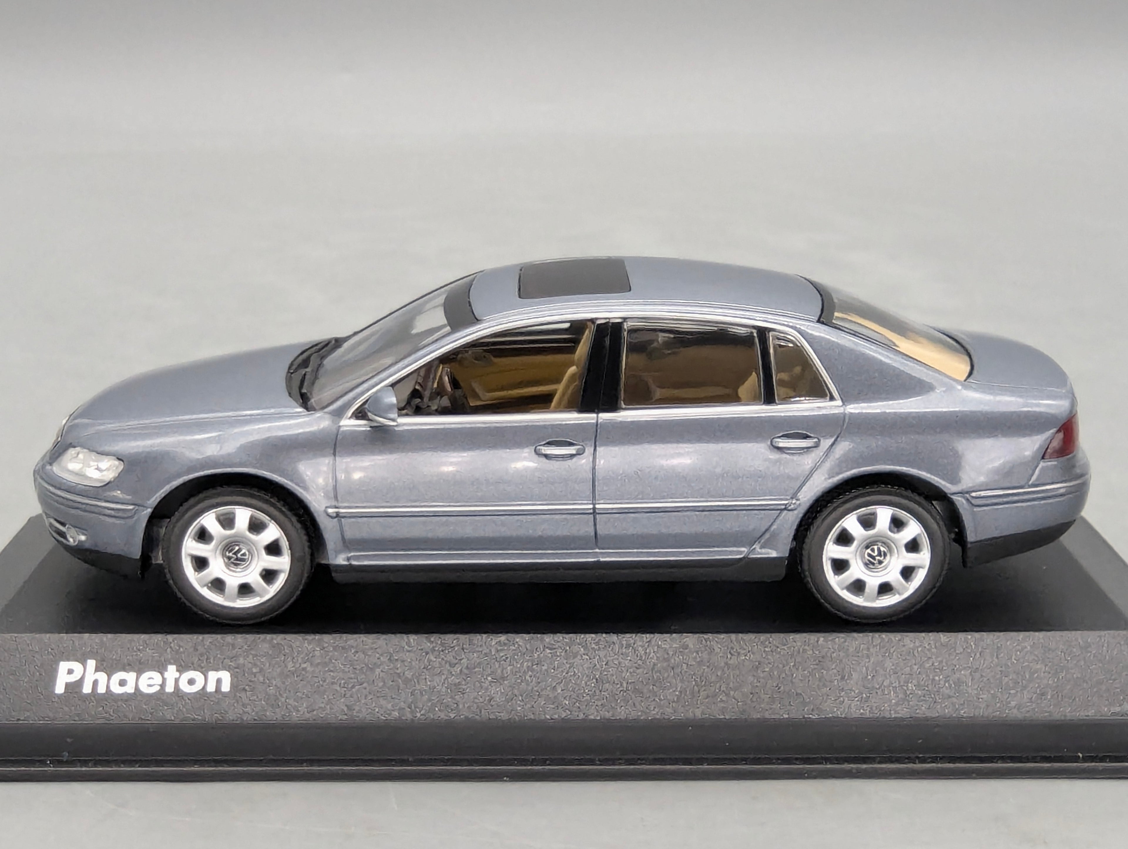 Modellautos 1:43 Minichamps Volkswagen VW Phaeton Silbergrau mit Dealer OVP