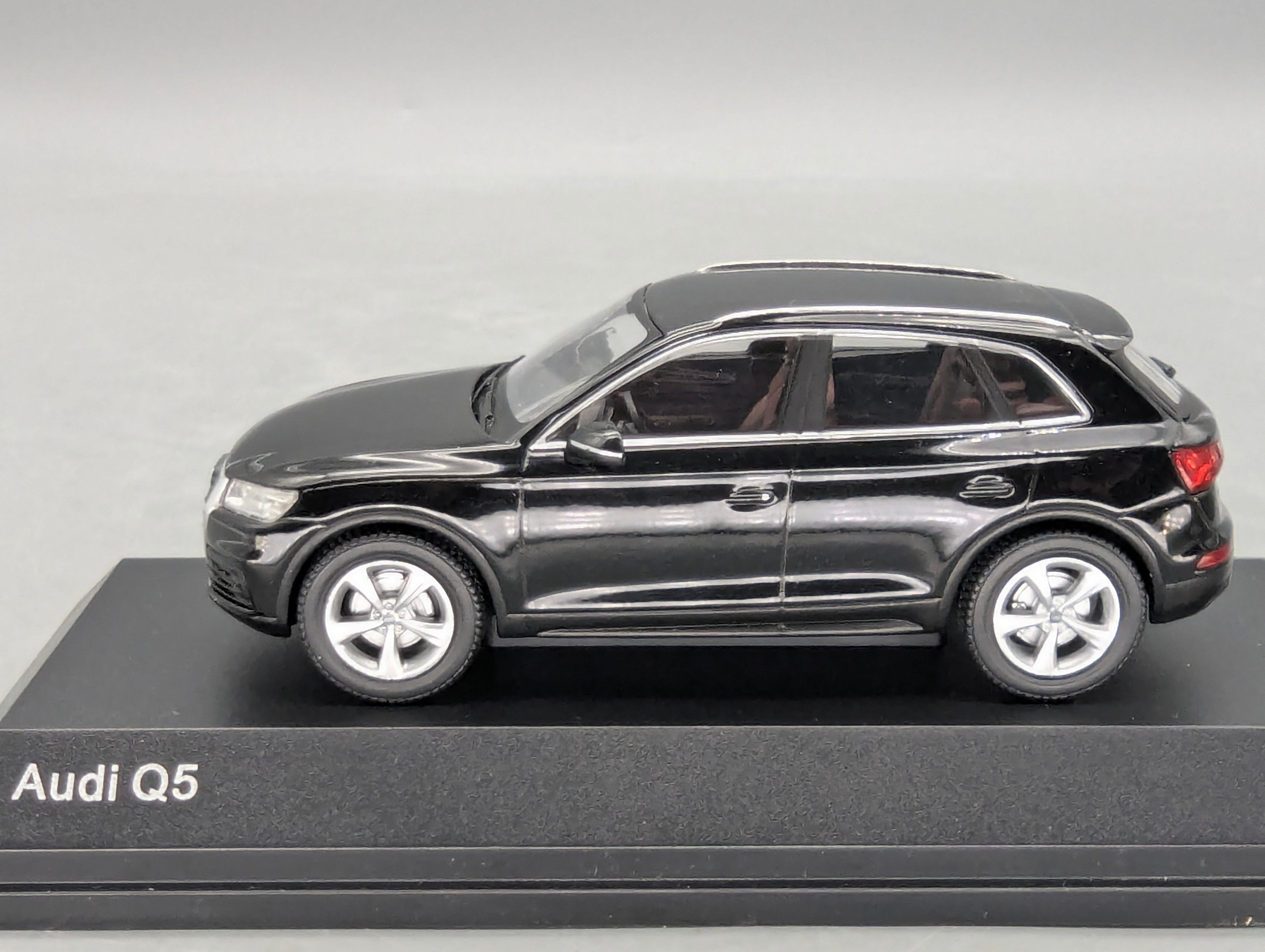 Modellautos 1:43 iScale Audi Q5 Mythosschwarz Schwarz mit Dealer OVP