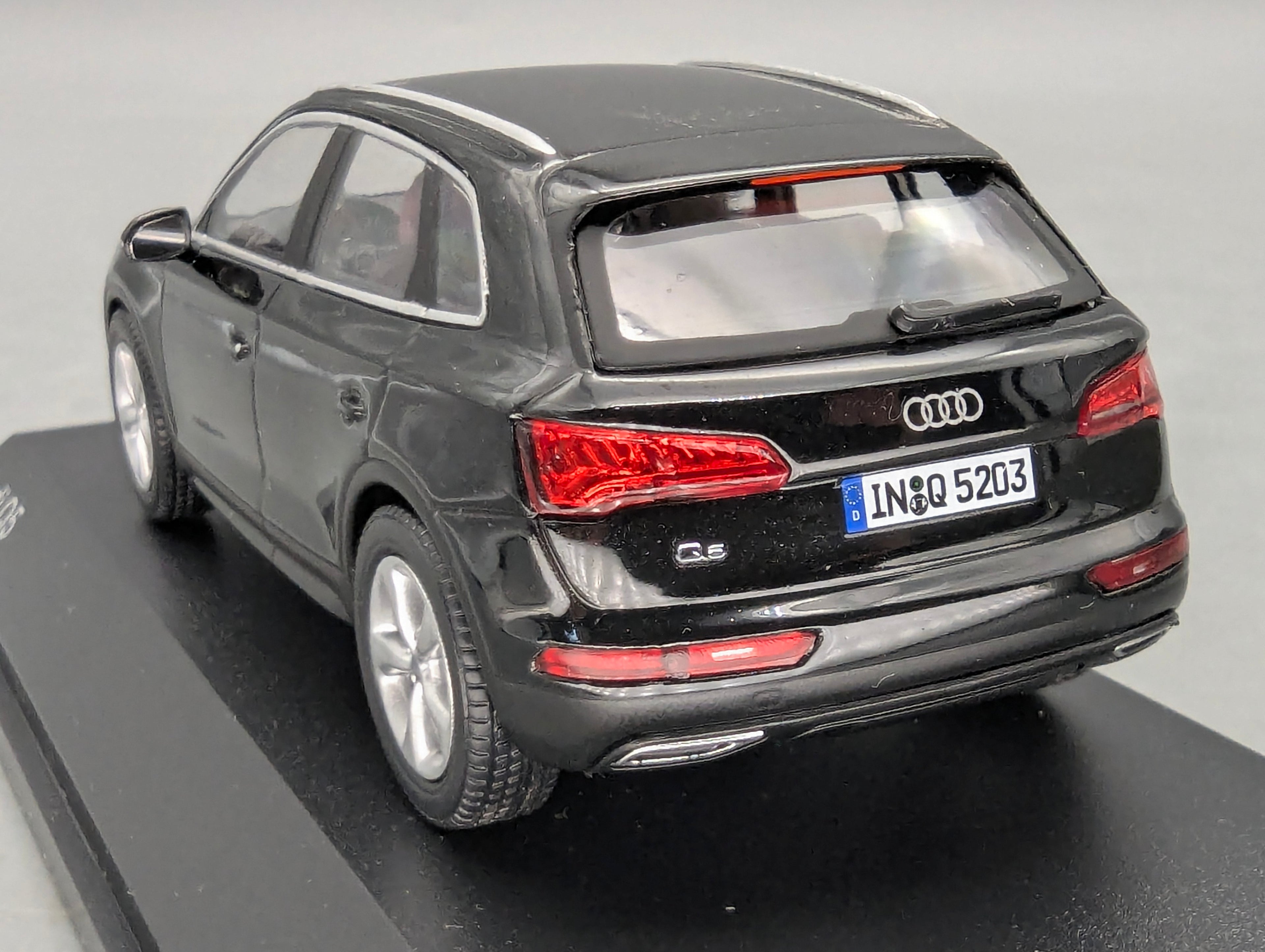 Modellautos 1:43 iScale Audi Q5 Mythosschwarz Schwarz mit Dealer OVP